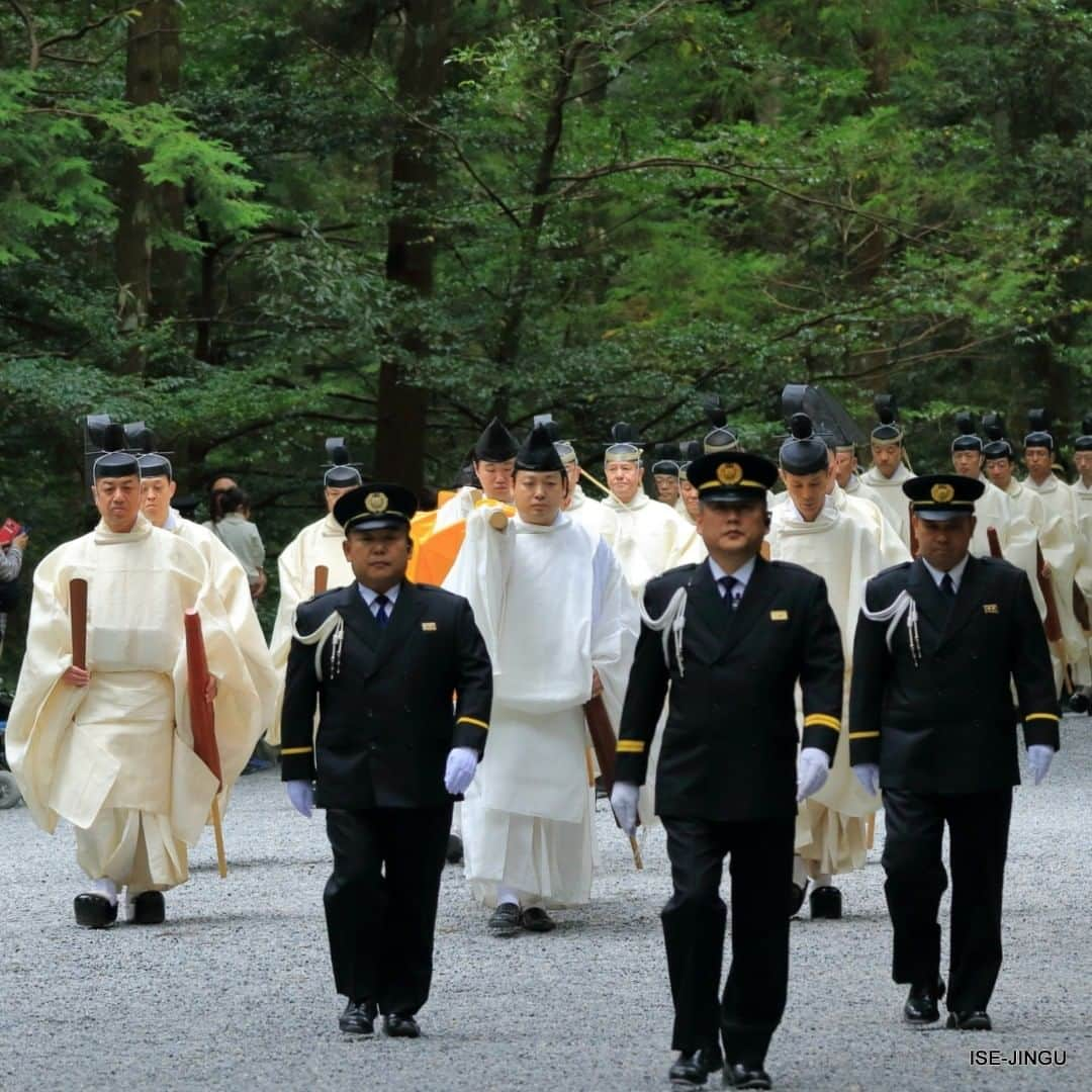 伊勢神宮さんのインスタグラム写真 - (伊勢神宮Instagram)「#伊勢神宮 #神宮 #神社 #心のふるさと #内宮 #神御衣祭 #絹 #麻 #参進 #ISEJINGU #JINGU #SOUL_of_JAPAN #Japan #Jinja #Shinto #Naiku #Kanmiso_sai #silk #Hemptextile」10月15日 11時00分 - isejingu.official