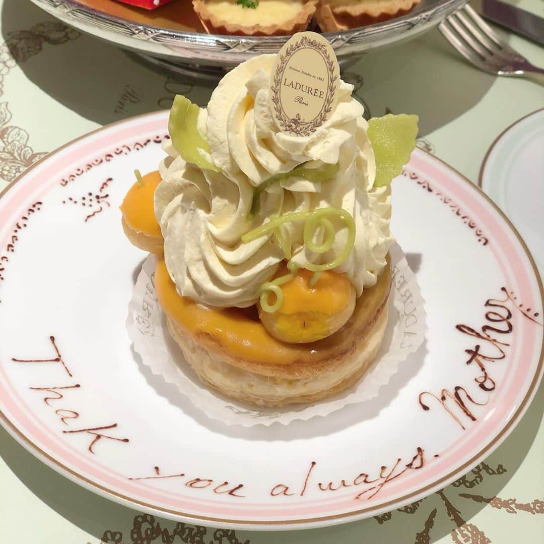 加藤美佐子さんのインスタグラム写真 - (加藤美佐子Instagram)「ラデュレ青山で娘とアフタヌーンティー💓  出版パーティーでもお世話になったけど 何度来ても可愛い😆✨ #ラデュレ #ラデュレ青山店 #アフタヌーンティー #表参道  #親娘 #休日 #お茶 #afternoontea #omotesando #スイーツ #東京 #japan」10月15日 10時56分 - misako.kato
