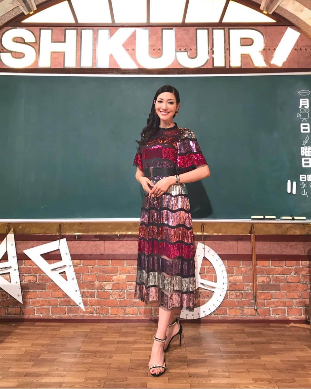 のインスタグラム：「昨夜はテレビ朝日【しくじり先生 俺みたいになるな！〜アンジェリーナ・ジョリー編】ご覧頂き、ありがとうございました😊 さまざまな苦難や悩みを乗り越え、今の幸せや人生を築き上げたアンジェリーナをご紹介させて頂けて光栄でした❣️ 。 #何故か六枚目の番組目次はアンジェリーナのモノマネをするキンタローちゃんの顔の真似！ #衣装は華やかなアンジェリーナに合わせてZARAのスパンコールワンピで✨ #STU48の瀧野由美子ちゃんと歌手の西脇彩華ちゃんに著書のアンミカ流ポジティブ脳の作り方365日幸せに過ごすためにをお渡ししましたよ📙✨ #amebaビデオでもご覧になれますので是非✨ #スパンコールが首や壁に反射してメラメラしております✨ @shikujiri_official」