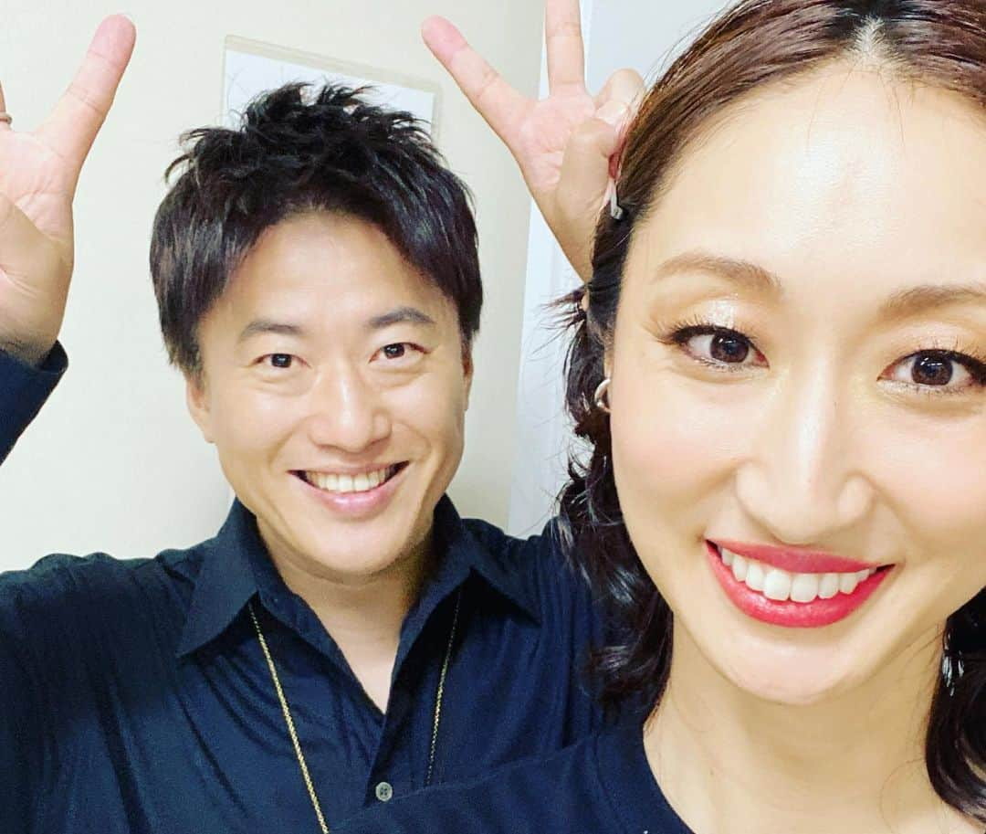 Ms.OOJAさんのインスタグラム写真 - (Ms.OOJAInstagram)「SHINE TOUR東京公演の SP guestコブクロ小渕健太郎さん！ 小渕さんプロデュースの「WAYYOUARE」を一緒のステージで歌えたことは一生の宝物になりました✨✨✨めざましテレビでもオンエアされてて、動画で客観視してさらに感動w . . バンドメンバーもめちゃくちゃ楽しそうだったなーー！！ . そんなこんなであっという間に今週19日土曜日はついにツアーファイナル！！ これまでの集大成を全力で届けに行くから待っててね！！ . #msooja #shine #tour #東京　#tokyo #人見記念講堂　#コブクロ　#小渕健太郎　#次は　#名古屋」10月15日 11時03分 - msoojafaith