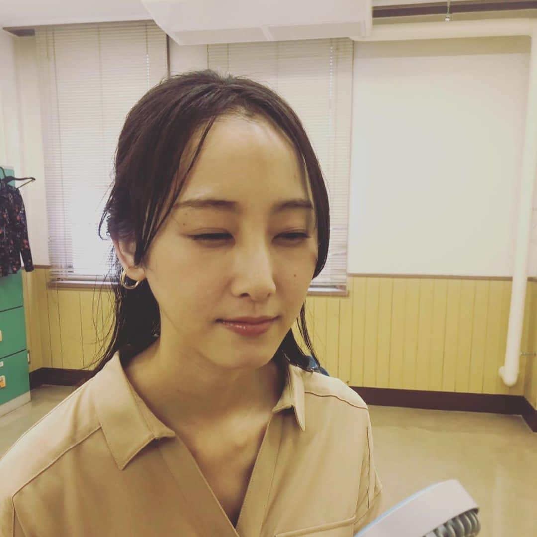 松井玲奈さんのインスタグラム写真 - (松井玲奈Instagram)「【松井玲奈calendar2020 in TOYOHASHI】の予約受付がスタート！  私の地元愛知県豊橋市でカレンダーの撮影をしてきました。 のんほいパークに行ったり、カレーうどん食べたり盛り沢山な内容になっております。 🐥 2020年は、FC限定版の卓上カレンダーとどなたでも購入可能な壁掛けカレンダーの2種類。 完全予約販売です！ (受付期間を過ぎますと、一切の販売を行いませんのでご注意ください） 🐥 ■FC会員限定 卓上カレンダー 価格:2,420円(税込) 送料:250円(税込) 申し込み受付期間:10月15日(火)～11月17日(日) 《重要》 ◆RENA MATSUI Official Goods Storeへは 必ずFCサイト上部のメニューバー『Goods』よりお進みください。 ※ファンクラブ会員の方のみご利用いただけます。 初回購入時は、RENA MATSUI Official Goods Storeの「お客様情報登録」が必要となります。 Goodsページ内の上部メニューに「お客様情報登録」がございますので、必ず情報登録をお願いいたします。 ※RENA MATSUI Official Fan Clubのログイン情報とは異なります。ご注意くださいませ。 また、RENA MATSUI Official Goods Storeは通販会社(株)RENIによる販売代行を行っている為、お問い合わせは『Goods』ページの下部にある、「よくあるご質問・お問い合わせ」よりお願いいたします。 🐥 ■ローソン・HMV独占発売 壁掛けカレンダー 価格:3,080円(税込) ※店頭でのお受け取りの場合、送料は発生いたしません。 申し込み受付期間:10月15日(火)～11月28日(木) 〈HMV＆BOOKS online〉 https://www.hmv.co.jp/news/article/1910071049/ 〈HMV＆BOOKS online お客様お問い合わせ〉 https://www.hmv.co.jp/members/contacthmv/entry/?qcode=116 (メルマガのコピペでごめんなさい)」10月15日 11時17分 - renamatui27