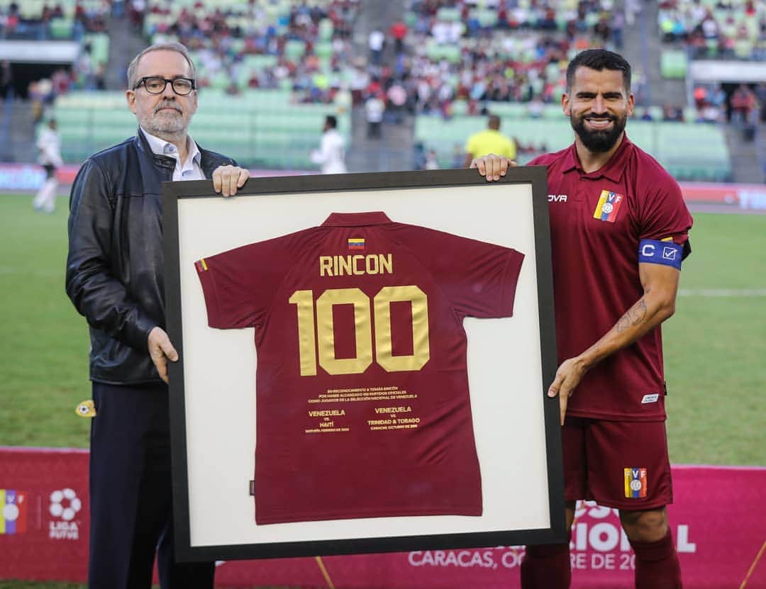 トマス・リンコンのインスタグラム：「100 partidos oficiales con la @selevinotinto 🇻🇪👏🏻 ¡Grande, General!」