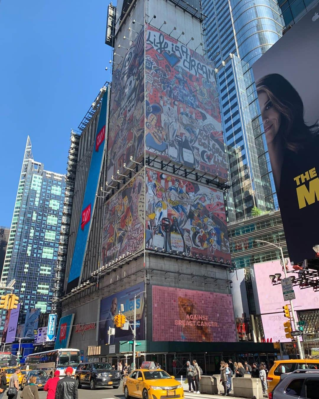 和央ようかさんのインスタグラム写真 - (和央ようかInstagram)「I got ☀️on my head 🤣🤣🤣 at Times Square  ピーカン☀️のタイムズスクエアを歩いていると、頭に☀️が🤣🤣🤣 #takakonystylin🍎 #nylife  #lifestyle #nyc🍎 #timessquare #yokawao #和央ようか」10月15日 11時17分 - yokawao0215