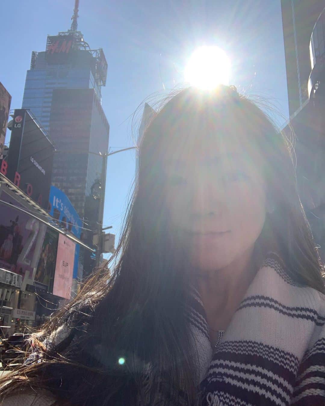 和央ようかさんのインスタグラム写真 - (和央ようかInstagram)「I got ☀️on my head 🤣🤣🤣 at Times Square  ピーカン☀️のタイムズスクエアを歩いていると、頭に☀️が🤣🤣🤣 #takakonystylin🍎 #nylife  #lifestyle #nyc🍎 #timessquare #yokawao #和央ようか」10月15日 11時17分 - yokawao0215