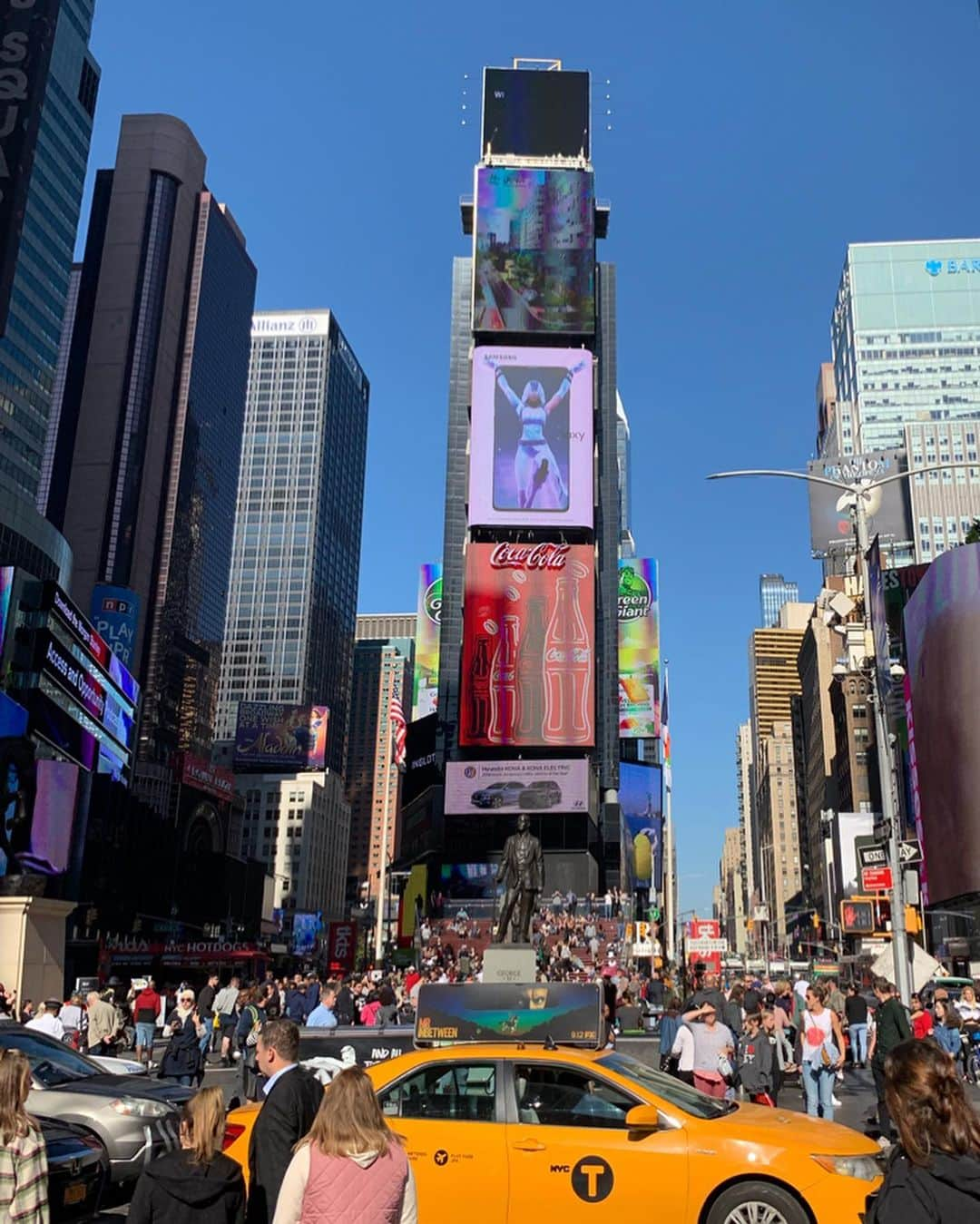 和央ようかさんのインスタグラム写真 - (和央ようかInstagram)「I got ☀️on my head 🤣🤣🤣 at Times Square  ピーカン☀️のタイムズスクエアを歩いていると、頭に☀️が🤣🤣🤣 #takakonystylin🍎 #nylife  #lifestyle #nyc🍎 #timessquare #yokawao #和央ようか」10月15日 11時17分 - yokawao0215