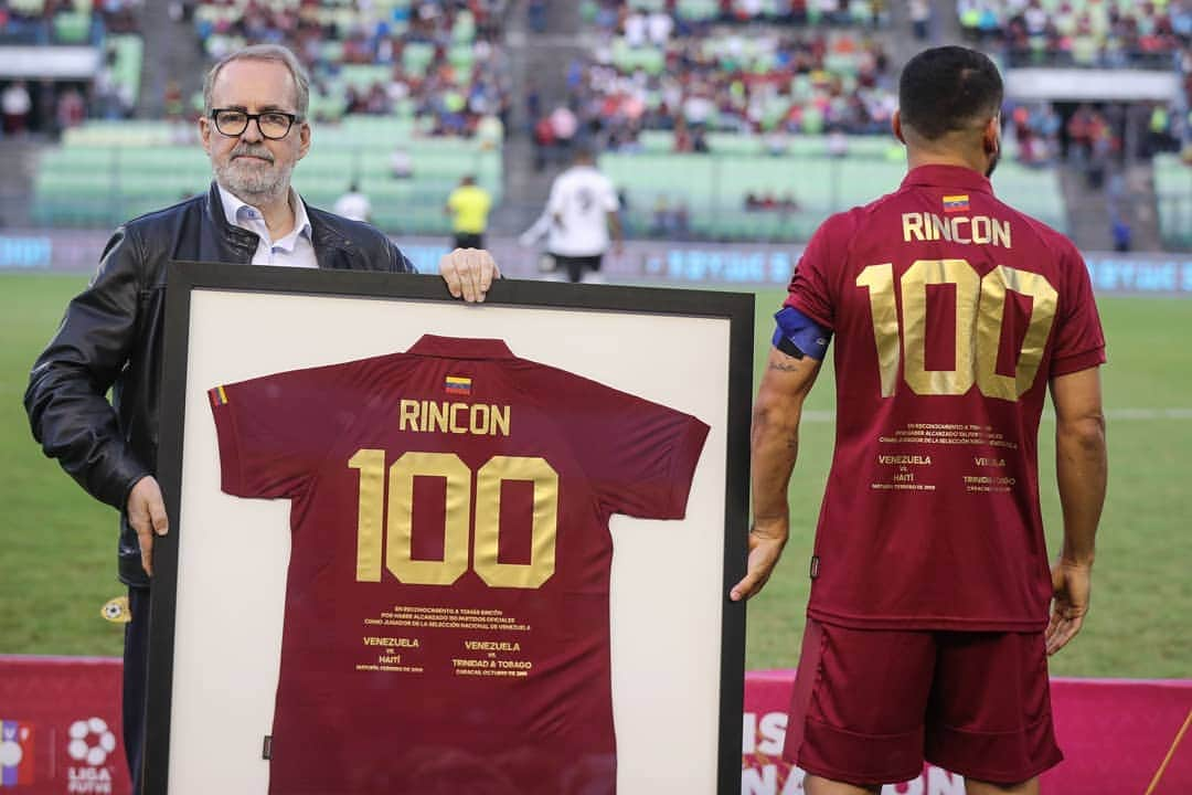 トマス・リンコンのインスタグラム：「100 partidos oficiales con la @selevinotinto 🇻🇪👏🏻 ¡Pasión y entrega #Vinotinto!」