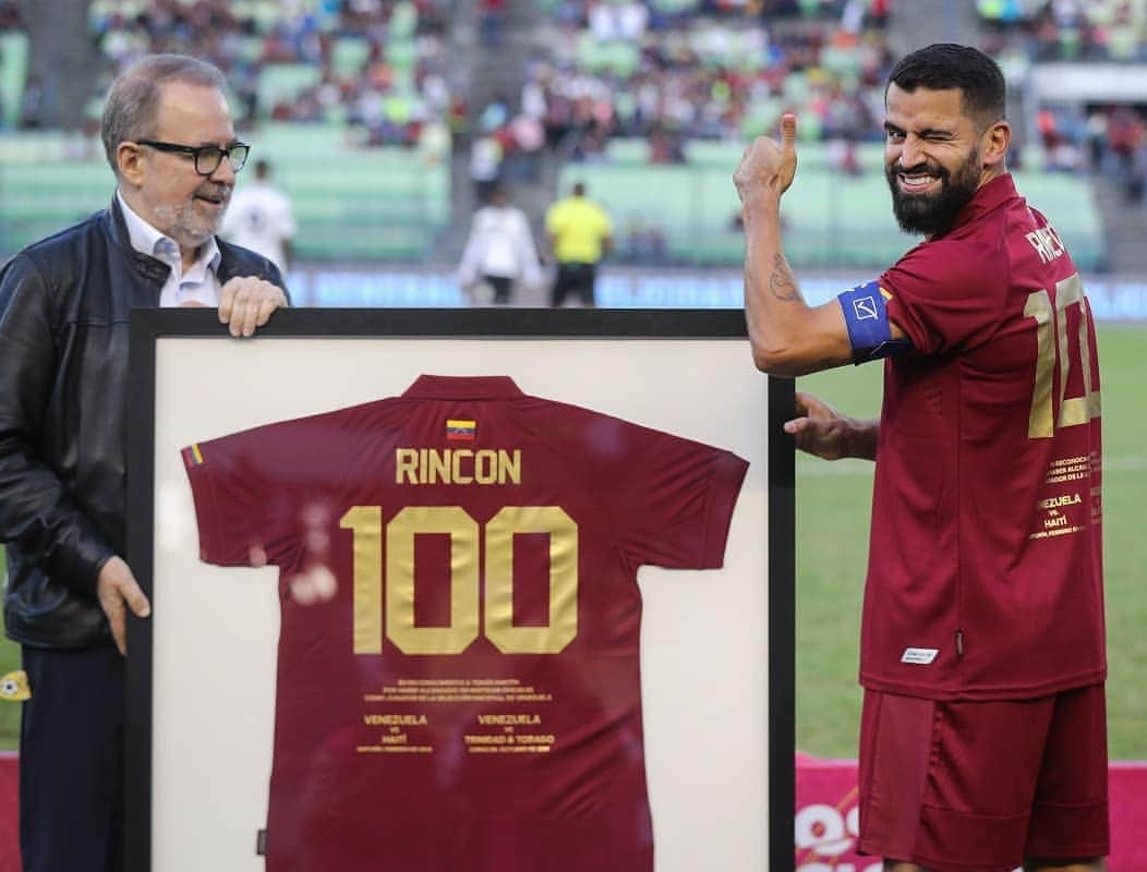 トマス・リンコンのインスタグラム：「100 partidos oficiales con la @selevinotinto 🇻🇪👏🏻 ¡Felicitaciones, General! . . #TomásRincón #TR8 #Vinotinto #LaVinotinto #Qatar2022ObjetivoDeTodos #FVF」