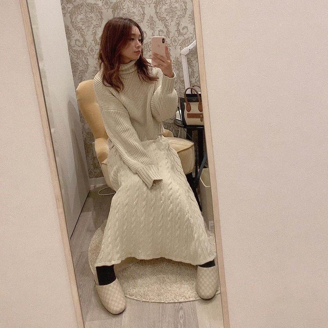 のインスタグラム：「急に寒くなりましたね🍂  今日は @titivatejp のセットアップ🧶  #titivate#titivatestyle#ティティベイト#ボリュームニット#ケーブルニットフレアスカート」