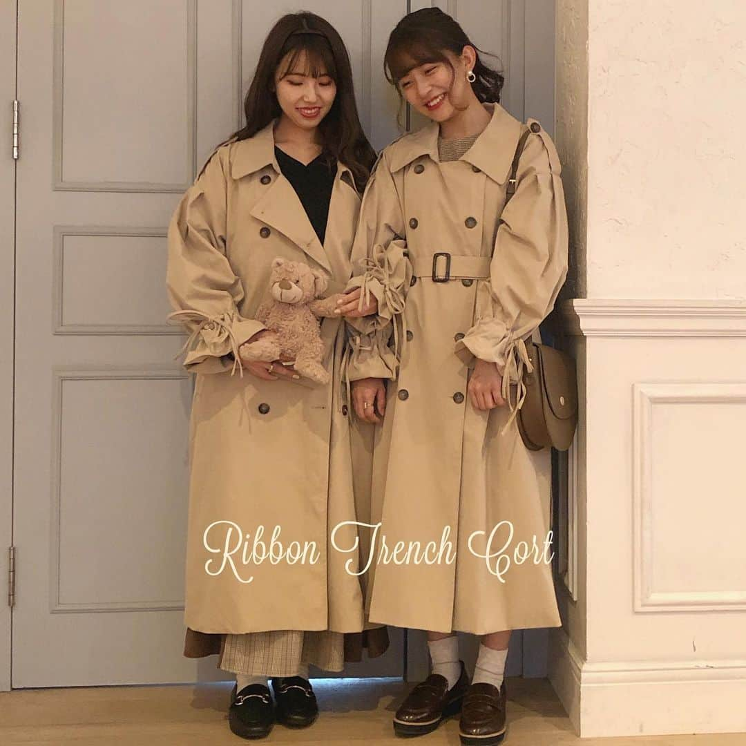 mellowneonさんのインスタグラム写真 - (mellowneonInstagram)「♡ Restock item ♡ お待たせしました🥺✨大人気！ribbon trench coat も明日(10/16)20:00〜再販します💌次の再販はまた時間がかかってしまう場合がございますので、お見逃しなく😢😢👌🏻 . model: 154cm&152cm  #mellowneon#メロウネオン#韓国ファッション#トレンチコート#コート#秋服#冬服#秋服コーデ#お洒落さんと繋がりたい#おしゃれさんと繋がりたい#ベージュコーデ#ディズニーコーデ#参戦服#プチプラコーデ#プチプラファッション」10月15日 22時15分 - mellow_neon