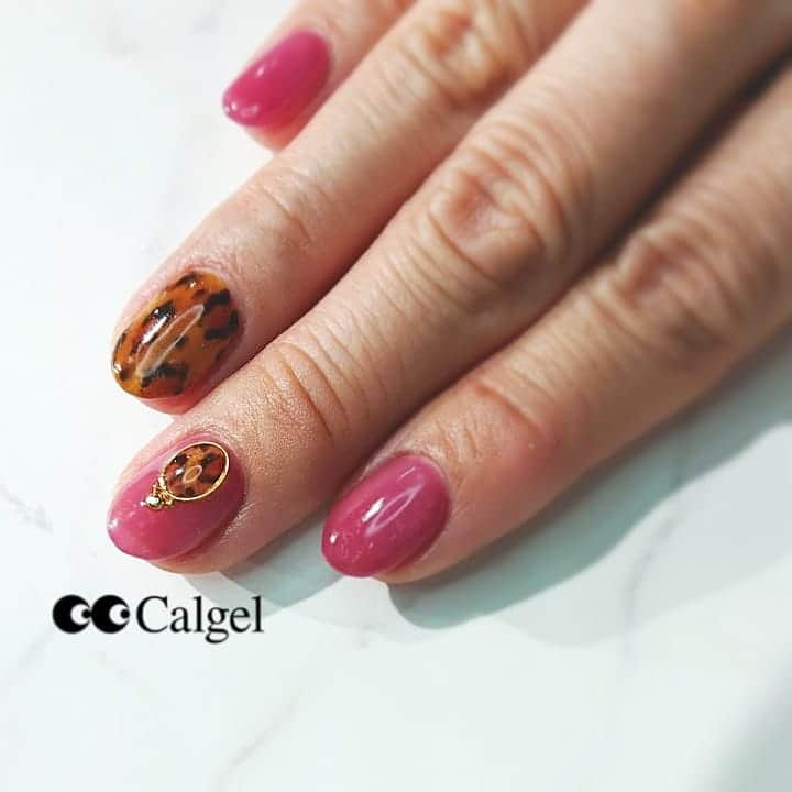 Calgelさんのインスタグラム写真 - (CalgelInstagram)「レオパードネイル 【#YE01 #BB06 #BK01】  mogabrook_beautystudio calgelの公式アカウントです。  カルジェルは爪に優しくオフしやすい、日本で最も歴史のあるソフトジェルメーカーです。  #カルジェル#calgel#爪にやさしい#オフがしやすい #ジェルネイル#gelnails#ネイル#nail #nailart#nailaddict#nailstagram#原宿ネイルサロン#大人ネイル #上品ネイル #Calgelist#カルジェリスト#レオパードネイル#ヒョウ柄 #豹柄#秋ネイル」10月15日 22時15分 - calgel_japan