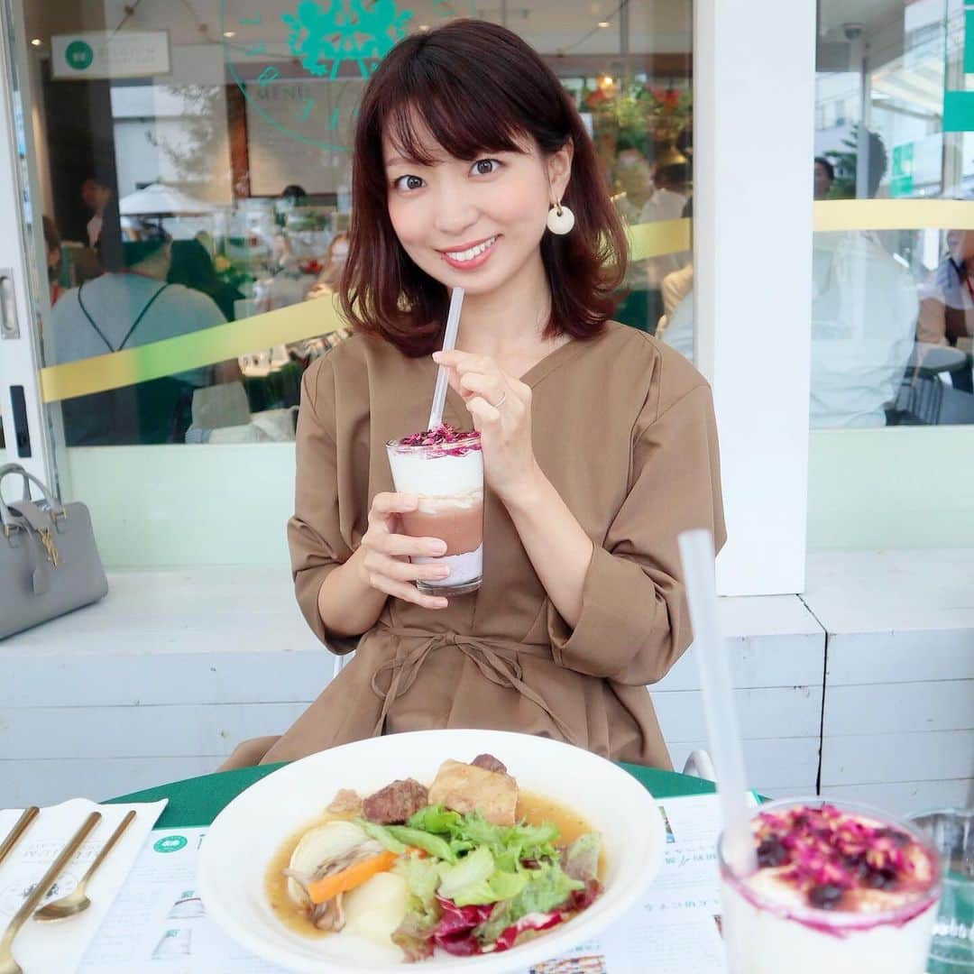 筧沙奈恵さんのインスタグラム写真 - (筧沙奈恵Instagram)「テラスランチが気持ちいい季節🍁 ・ 代官山に11月7日まで期間限定でオープンしている『PUR NATUR BELGIUM YOGURT CAFE』にご招待いただき、行ってきました😌 ・ 日本初上陸のベルギーヨーグルト ピュアナチュールは、濃厚で優しい味わいで、甘みと酸味が絶妙😍カフェでは、ベルギーの代表的な料理とともに、ベルギーヨーグルト　ピュアナチュールを楽しめます✨ ・ 日本最年少二つ星シェフが監修したオリジナルメニューの中から、私はカルボナードとショコラ　デュ　ベルギーヨーグルト　ピュアナチュールをいただきました！ ・ カルボナードは、ホロホロと崩れる牛肉が美味😍ドリンクはチョコレートの甘みとヨーグルトの酸味が感じられて、お花の香りがして贅沢だった💐 ・ 代官山駅を出てすぐなので、ランチにおすすめですよ♪ ・ #ピュアナチュールベルギーヨーグルトカフェ  #ピュアナチュール #purnatur #purnatur_yogurt  #ベルギーヨーグルト #カネカ #日本初上陸 #pr」10月15日 21時02分 - sanaekakei