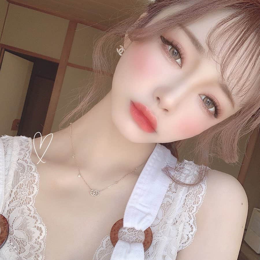 のインスタグラム：「今日朝イチで撮ったセルカ✌️💋 背景は昨日ひとり寂しく泊まった旅館ですwww マツエク今回は毛量MAXにしてもらいました( ꇐ₃ꇐ )💕 担当の @yumena_rgrace  @r.grace_omotesando ✨ #オレンジメイク  #オルチャンメイク #オルチャン #韓国メイク  #マツエク #まつえくデザイン #マツエクデザイン #マツエクサロン #まつげエクステ #まつ毛エクステ #まつ毛パーマ #ポニテ #ポニーテール #ポニーテールアレンジ  #셀카 #셀피 #셀스타그램 #훈스타그램 #얼스타그램 #데일리록 #옷스타그램 #오오티디」