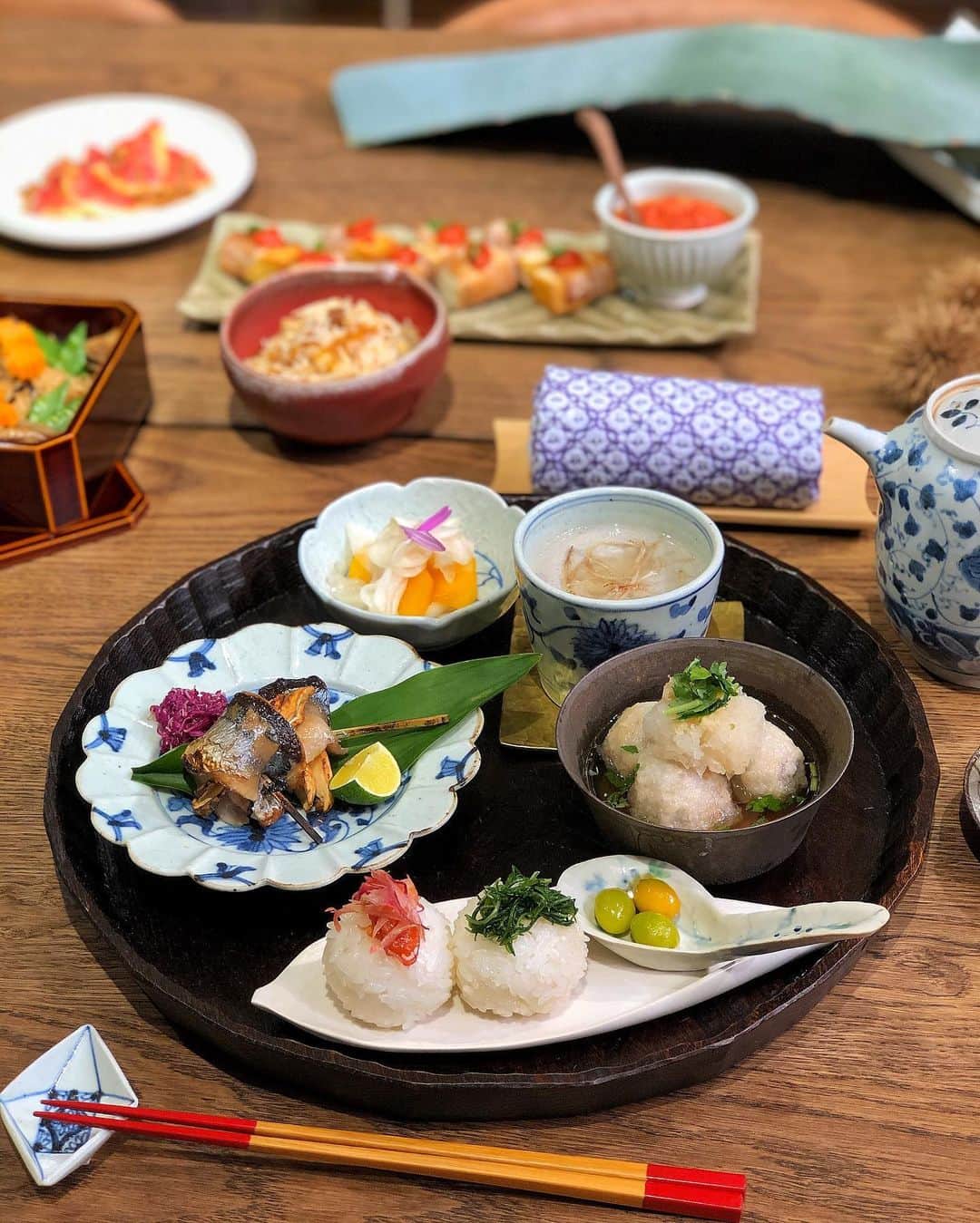 のん ◡̈*さんのインスタグラム写真 - (のん ◡̈*Instagram)「・ ・ 博多阪急さんでの うつわとお料理のイベントを 無事終える事ができました。 ・ 三連休の貴重なお時間を使って イベントに足を運んでくださった皆様に 心よりお礼申し上げます。 ・ ・ 今回のイベントは博多阪急さんにお声がけいただき、 作家の吉田崇昭 @takaaki_kiki  さんと私のお料理で コラボさせていただきました。 ・ 台風の影響を受け一時はどうなることかと ハラハラしましたが、なんとか無事博多入りし 日曜日のイベント準備を整えることができました。 ・ ・ キッチンスタジオは地階にあり、 イベント会場は7階ということで イメージトレーニングはしてきたものの 勝手の違いに戸惑い、時間は猛スピードで流れていきました。 ・ 思い通りに準備が捗らない焦りと不安の中、 崖っぷちに立たされたような気持ちになりましたが、 イベント当日の朝、Instagramを通して 出会ったお友達がお友達2人を連れて お手伝いに来てくださいました。 ・ イメージ通り最後までお料理を完成させられたのは この3人のお力添えがあったからです。 @sakurako2010  @mei2co2co  @nao_fukutarou  はじめましてのご挨拶もそこそこに 一緒にキッチンに立ちプロ並みの手際の良さで アシスタントを務めてくださいました。 一緒になって格闘してくれた あの時間を私は一生忘れることはありません！！ 本当に本当にありがとうございました。 ・ ・ お料理が完成しキッチンスタジオを出たのは イベント開始時刻10分前でした！ お化粧直しもそこそこに7階へ上がり会場へ滑り込むと リビングフロアに作られた会場には もうお客様が集まり座られており それを見て焦りと緊張がマックスへ😱 ・ 大急ぎでテーブルにあるお料理を配置し 呼吸を整えるまもなく皆様の前に立った時には、 もう頭の中は真っ白〜な状態でした😂 ・ 今回のイベントの趣旨をお伝えすることから始まり コラボ作品誕生秘話？であったり、 うつわ選びうつわ合わせのこと、 また今日のお料理のご紹介などをさせていただきましたが 後から振り返るとお伝えしたかった 大切な事をあれもこれも言い忘れてました😭 ・ 食育のお話しをもう少しきちんとしたかったのに 完全にとんでしまってまったく話せてません。 このことがとても残念です。 楽しみにしてくださってた方ごめんなさい。 ・ お料理の方は秋の土用入りにちなんで、 胃腸をいたわる滋味ごはんを 今回作成したレシピブックから中心に 合計30品ほどご紹介させていただきました。 ・ 旬のお野菜やフルーツを使ったお料理、 簡単に作り置きできる常備菜など。 毎日続けられるお出汁の取り方もレクチャーさせていただき、 そこから展開できるお料理も見ていただきました。 ・ そして　健康と美容の為に私が取り入れている 発酵食品から、自家製甘酒や、発酵ドレッシングをご紹介し 実際に試食もしていただきました。 ・ ・ 駆け足での流れになりましたが イベントにご参加くださった皆様に 楽しんでいただき、少しでも何か得られるものがあったと 感じていただけたなら幸いです。 ・ ・ エスカレーター前でしたので、 沢山のお客様に足を止めて見ていただき 励みになるお言葉を頂戴しました。 美味しそう！綺麗！凄い！食べたい！ つくりもの？こんな使い方があるんだ！ こんな風にお料理が出来る様になりたい！ などなど、もう色んなお声があちこちから耳に届き 味わったことのない感動体験でした。 ・ ・ そして、あれほど緊張するからこないでと 伝えていたのに　しっかり母登場〜😂 もう！なんできたん？！って言ったら 新しい刺し子を仕上げて持ってきたの〜。 いいのいいの！やりづらいだろうし イベント会場には行かないから！なんて言ったのに 会場についたらちゃっかり椅子に座って、 フォロワーさんとお話までまでしておりました🤦🏻‍♀️omg!! ・ でもやっぱり母の気持ちは嬉しく心強く ありがたかったです☺️ ・ ・ 博多阪急さんの新たな試み。 吉田崇昭さんの制作スタイル。 私の世界観。 人と人が出逢い力を合わせることで 新たな挑戦が出来たと思います。 ・ 何度も何度も励まし支えてくださった皆様に 感謝の気持ちでいっぱいです！ 本当にありがとうございました♡ ・ ・ ・ ・ ・ この度の台風被害に遭われた方に 心よりお見舞い申し上げます。 普段の生活が一日も早く戻られる事をお祈りしています。 ・ ・ #博多阪急 #博多 #のんうつわごはん #心はぐくむごはん  #丁寧な暮らし #豊かな食卓 #和食 #うちごはん #おうちごはんlover #フーディーテーブル #家庭料理 #おうち和ごはん #甘酒 #発酵食品  #和食器 #うつわ #器 #うつわ好き #染付 #吉田崇昭 #中里博恒 #高島大樹 #清岡幸道 #阿部春弥　 #見野大介 #落合芝地 #ふるいともかず #igersjp #onthetable #Instagramjapan」10月15日 20時56分 - non_la_non