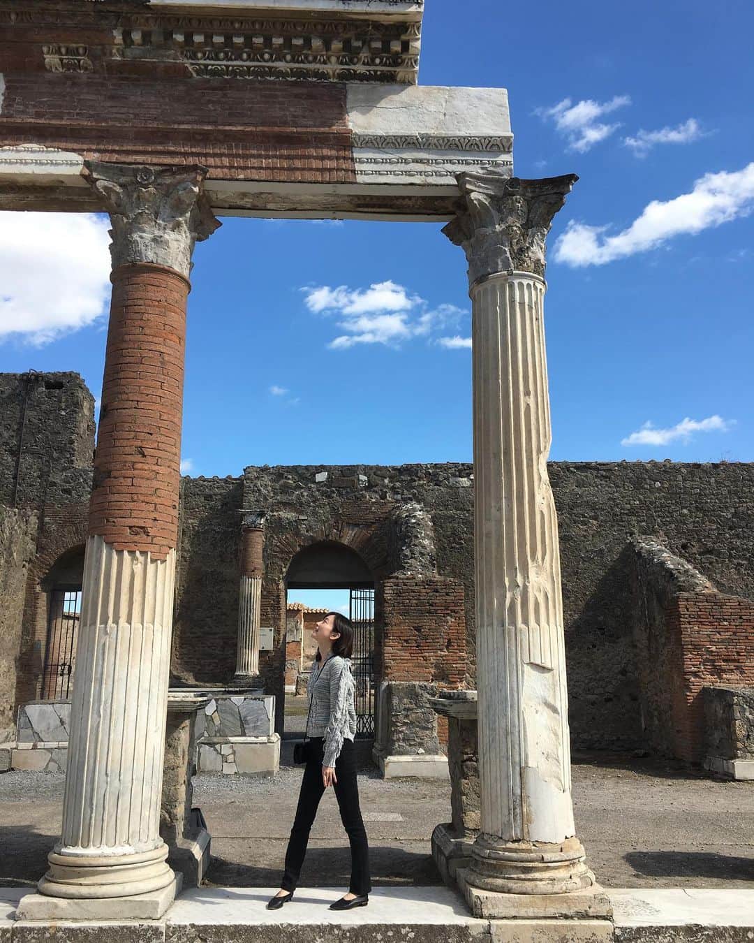 小橋めぐみのインスタグラム：「今回の旅の楽しみの一つだった、ポンペイ遺跡。想像していた以上に広大で圧倒的で、凄いパワーをもらえた場所だった。 古代都市ポンペイは、紀元79年のヴェスヴィオ火山の大噴火によって 全てが灰に埋もれ、1700年代に発掘されました。  今まで噴火は8月とされていたけれど、最近の調査で10月後半だったことが分かったそう。 私は1979年生まれなので今から1940年前の今月、噴火をしたことになる。 ポンペイに行ったのは、10月4日だったので、1940年前の今は噴火をするなんて思いもせず、人々がここで生活をしていたのだなぁと思いながら歩いていたら、 ぐるぐると、当時と今が重なり合って、 生きている重みを感じずにはいられなかった。 #ポンペイ遺跡  #pompeiscavi」