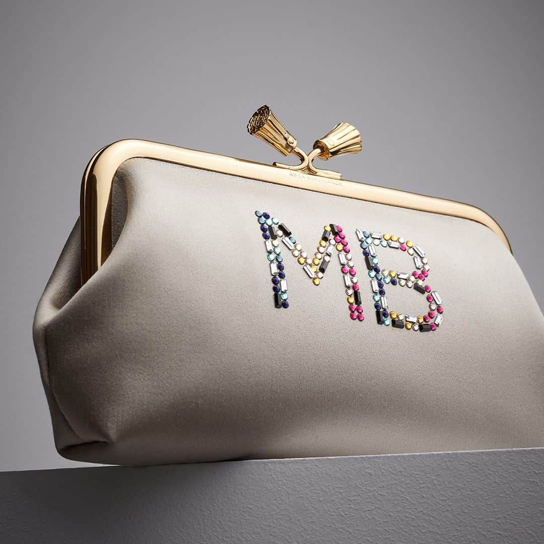 アニヤハインドマーチさんのインスタグラム写真 - (アニヤハインドマーチInstagram)「Personalise velvet Postbox bags, card cases, phone cases and clutches with an intricate hand-applied Swarovski® crystal monogram in gradient colours using the new Crystal Lab service. #AnyaHindmarch」10月15日 21時00分 - anyahindmarch