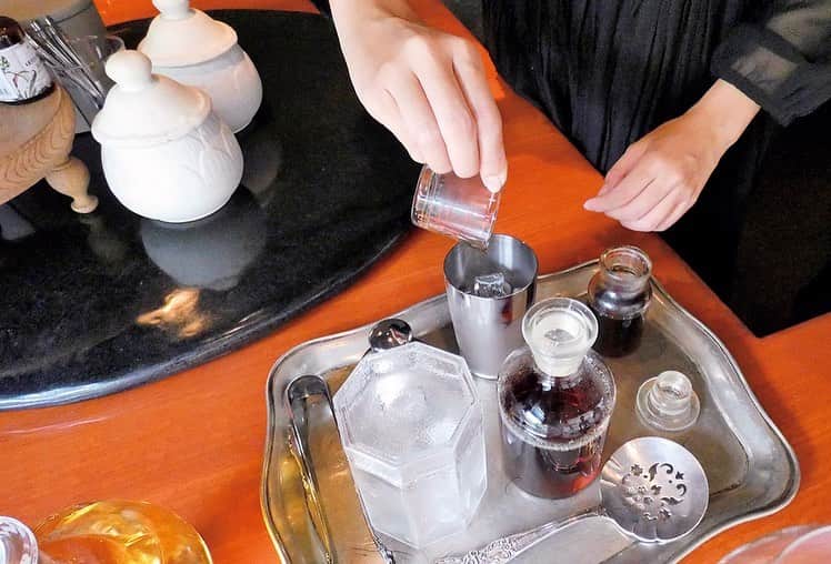 &Premium [&Premium] magazine.さんのインスタグラム写真 - (&Premium [&Premium] magazine.Instagram)「最新号「つくりのいいもの、との出合い」発売中です。 ライター片倉真理さん（@marikatakura）の連載「&Taipei」、今号では六張犁を巡ります。『Liquide Ambré 琥泊』は、今年オープンしたティーサロン。モダンな茶空間で、雲南産紅茶とフランスのブランデーを合わせたティーカクテルを。（→p.178） #andpremium #アンドプレミアム #つくりのいいものとの出合い  #FINDINGBETTERTHINGS #台北 #taipei #台灣 #liquideambré琥泊 #台湾茶 #台灣茶 #茶席 #六張犁」10月15日 21時00分 - and_premium