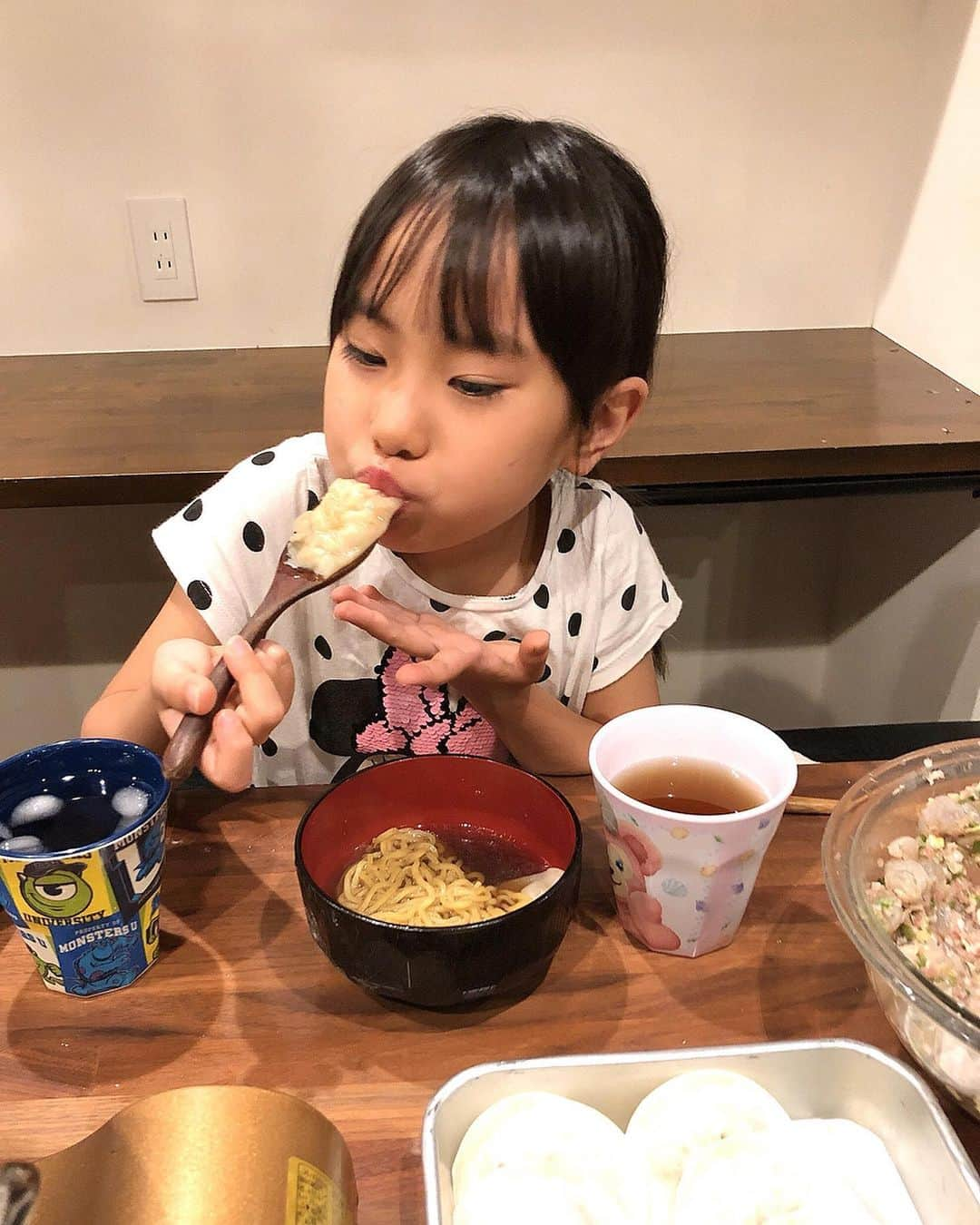 みきママさんのインスタグラム写真 - (みきママInstagram)「【晩御飯は海老ワンタンラーメンです！！】. . .  晩御飯の話は、ブログ「藤原家の毎日家ごはん」を見てください🤗🤗🤗. . . . . . 私のプロフィールにあるURLから今日10/15のブログに飛べます🚀🚀🚀. . . .  れんちび「ずっと食べられる」ってさ。 . . .  #晩御飯  #海老ワンタン #ラーメン #dinner  #fnceat #noodles #shrimpwonton」10月15日 21時11分 - mikimama_official