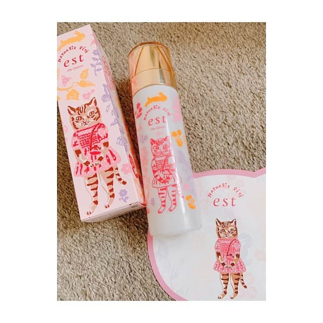 前田ゆかのインスタグラム：「ハピネスな癒し★  ナタリーレテとのコラボ商品 #エスト#ザローション  キュートネコちゃんとカラフルなデザインは今だけの限定品✨お肌には砂漠のような過酷な乾燥環境でも潤い続ける化粧水。  毎日のスキンケアに夢のあるワクワクがプラスされて✨ 自分のご褒美に気持ちが高まる贈り物✨  #エスト#est#ナタリーレテ  #花王#スキンケア#限定品 #beauty」
