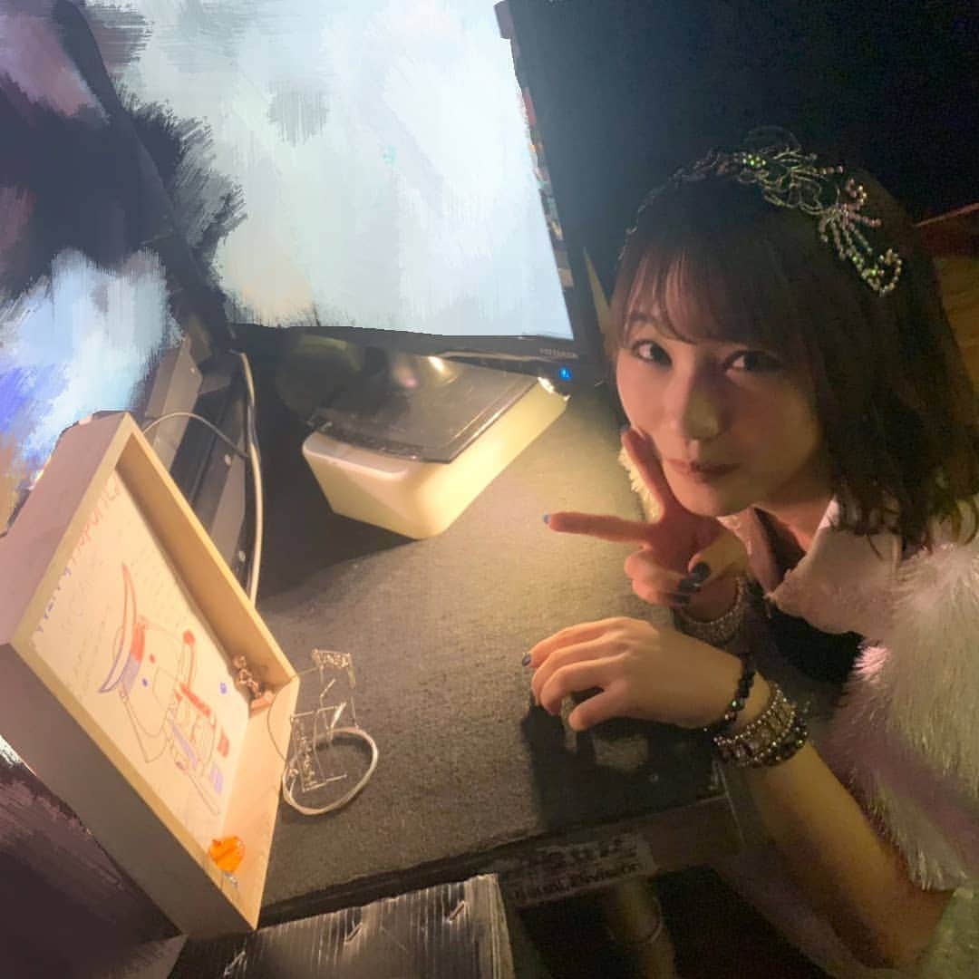 のインスタグラム：「. . スタッフさんが書いてくださいました . " 石田といえば " がぎゅっと詰まった 愛あるメッセージ…♥️ . . そしてむすび丸のクオリティの高さ . . #仙台サンプラザホール #宮城 #仙台 #コンサート #スタッフ さん #愛 #嬉しい #むすび丸 #絵心  #スライム はいつもある #morningmusume19 #モーニング娘19 #石田亜佑美」