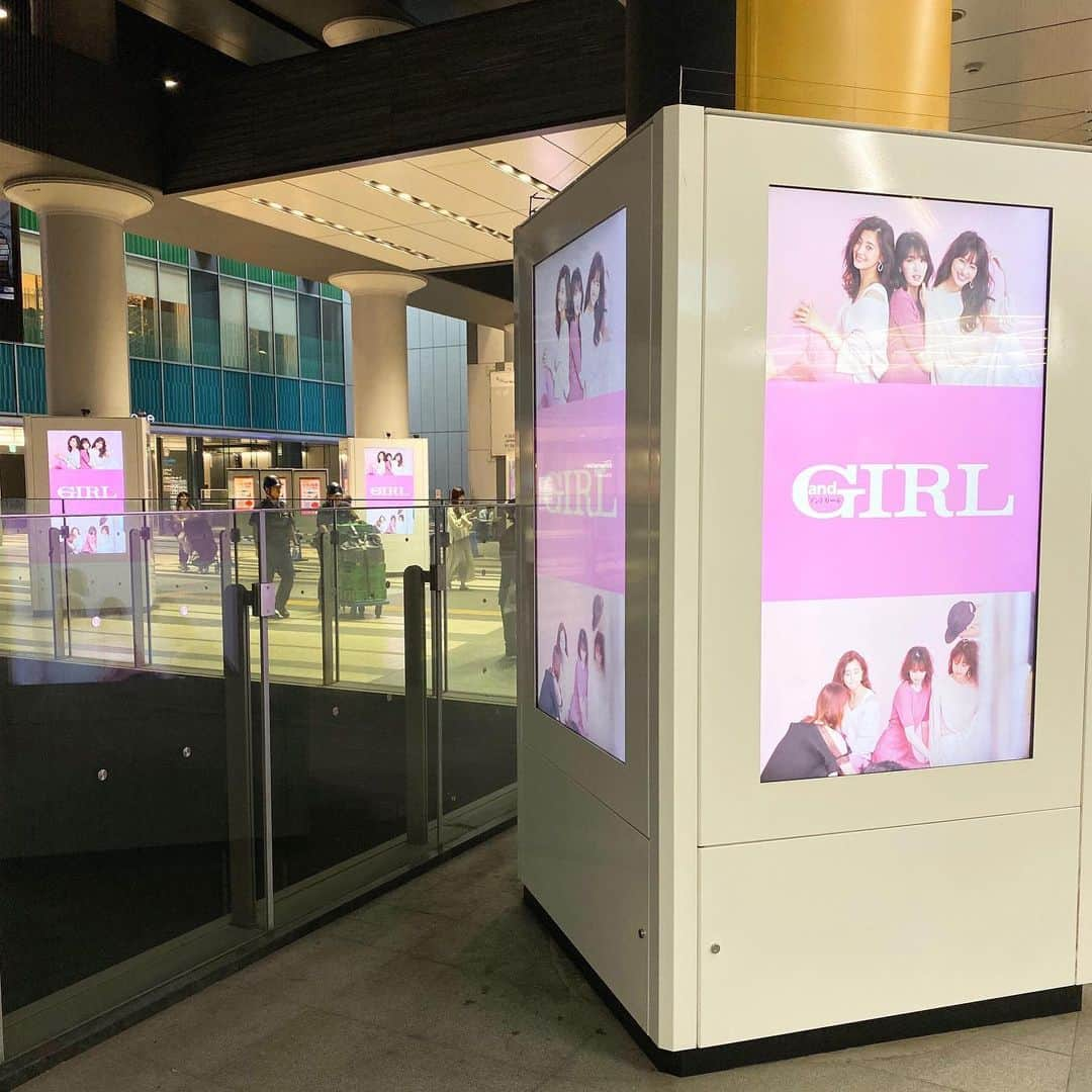 andGIRLさんのインスタグラム写真 - (andGIRLInstagram)「新宿駅の巨大ポスターに引き続き、﻿ 東急東横線渋谷駅B3F改札外外柱﻿ （渋谷ヒカリエ前）にどどーんと﻿ andGIRLスペシャル動画公開中😆💗﻿ ﻿ 11月号表紙の裏側の様子など、﻿ ここでしか見られない創刊7周年記念の﻿ 特別な動画になっています✨﻿ ﻿ 10月20日（日）中までの﻿ 期間限定なのでお急ぎを👀💕﻿ ﻿ ﻿ #andGIRL11月号 ﻿ #スペシャル動画公開中﻿ #創刊記念号 #7周年 #渋谷駅﻿ #andGIRL #アンドガール」10月15日 21時13分 - andgirl_jp