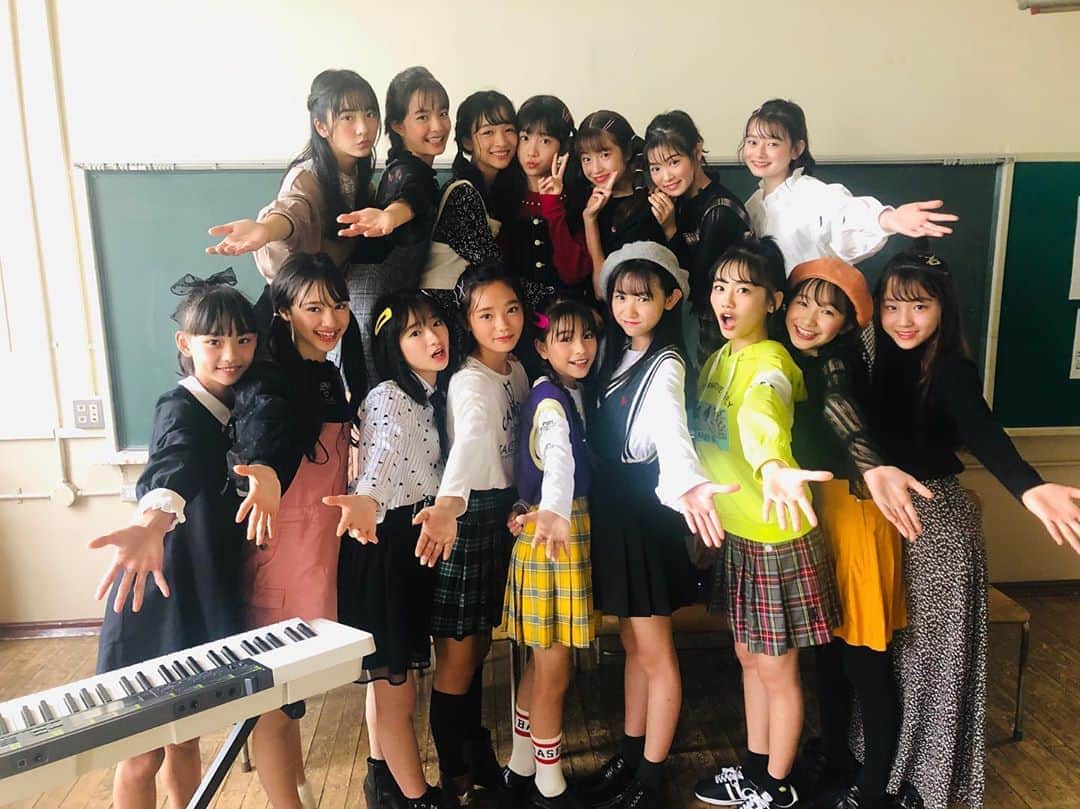 ニコ☆プチのインスタグラム：「台風、大丈夫でしたでしょうか。 被害に遭われた皆様に心よりお見舞い申し上げます。 一日でも早く、ふだん通りの日常に戻りますように。 . . . この間プチモ全員である撮影をしてきました!! 全員が集まることってなかなかないから、 みんなとってもたのしそうだったよ🥳 全員集合カットをどーぞ☺︎💝 色々ニュースもあるので、 12月号たのしみに待っててね🎶 #ALLプチモ」
