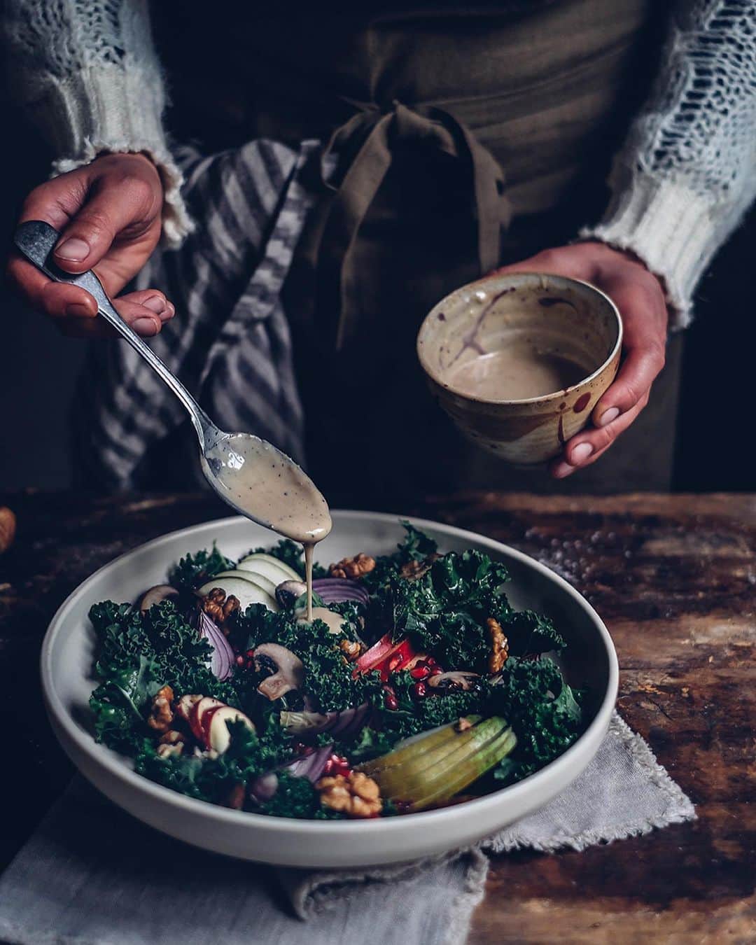Our Food Storiesさんのインスタグラム写真 - (Our Food StoriesInstagram)「Have you already seen the recipe for this delicious kale salad on the blog? Get the recipe via the link in profile 🥗😋 Happy Tuesday guys! #ourfoodstories ____ #kalesalad #vegetarischkochen #fellowmag #simplejoys #germanfoodblogger #foodstylist #foodphotographer #momentslikethese #autumnstyle #autumnfood #autumnrecipes #verilymoment」10月15日 21時23分 - _foodstories_
