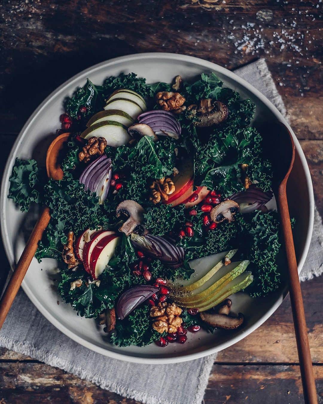 Our Food Storiesさんのインスタグラム写真 - (Our Food StoriesInstagram)「Have you already seen the recipe for this delicious kale salad on the blog? Get the recipe via the link in profile 🥗😋 Happy Tuesday guys! #ourfoodstories ____ #kalesalad #vegetarischkochen #fellowmag #simplejoys #germanfoodblogger #foodstylist #foodphotographer #momentslikethese #autumnstyle #autumnfood #autumnrecipes #verilymoment」10月15日 21時23分 - _foodstories_