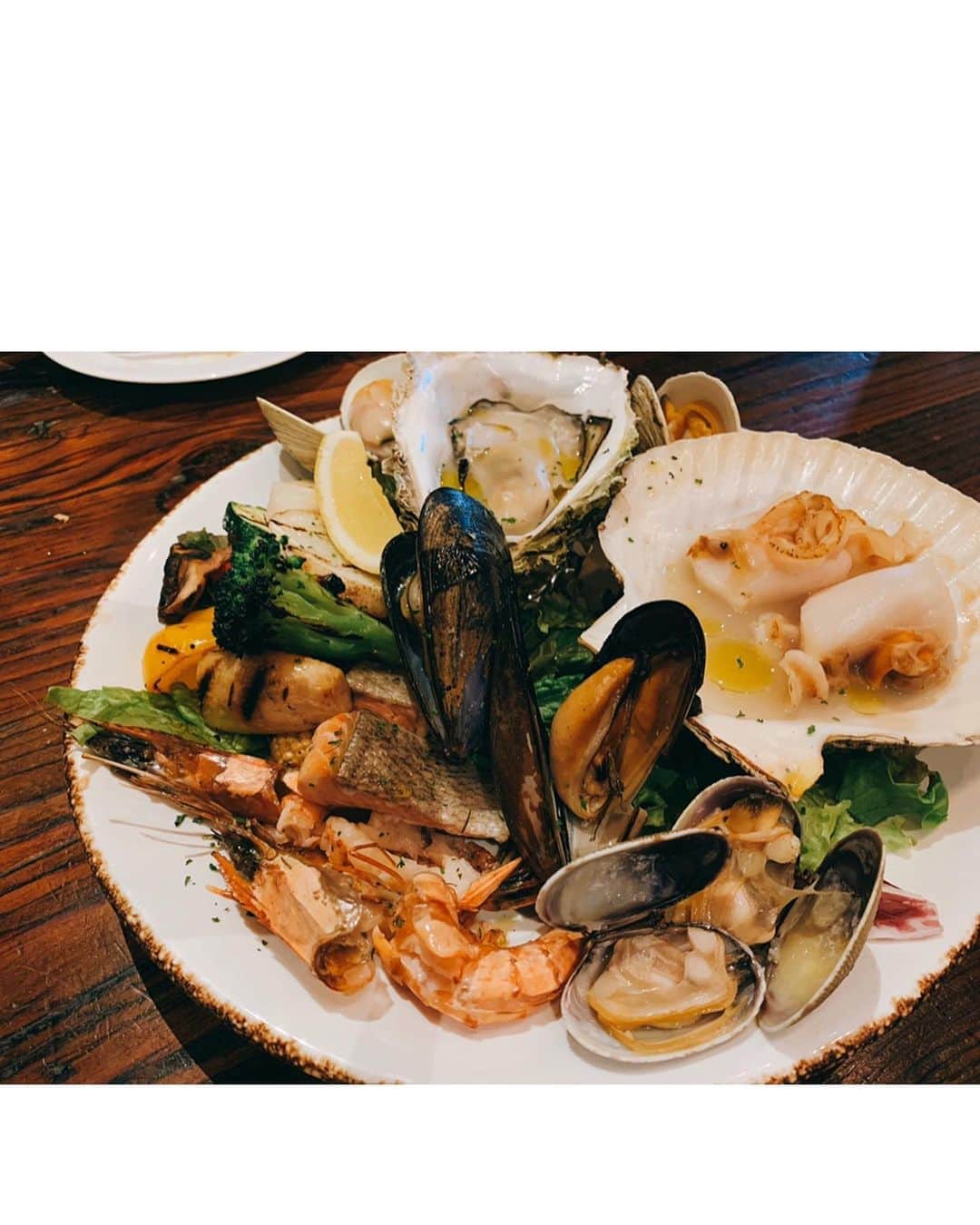 竹内渉さんのインスタグラム写真 - (竹内渉Instagram)「White wine goes well with fish~~~~😍 白ワインも魚介類も本当に大好き🥺❤️ 写真はワイン女子会@サカナバルの時のもの📸 初めて行ったけどリーズナブルで美味しかった💞 お洋服の後ろの🎀見せようと思ったのにあまり写ってなかった😂 tops: @numeroventuno」10月15日 21時28分 - ayumu_takeuchi