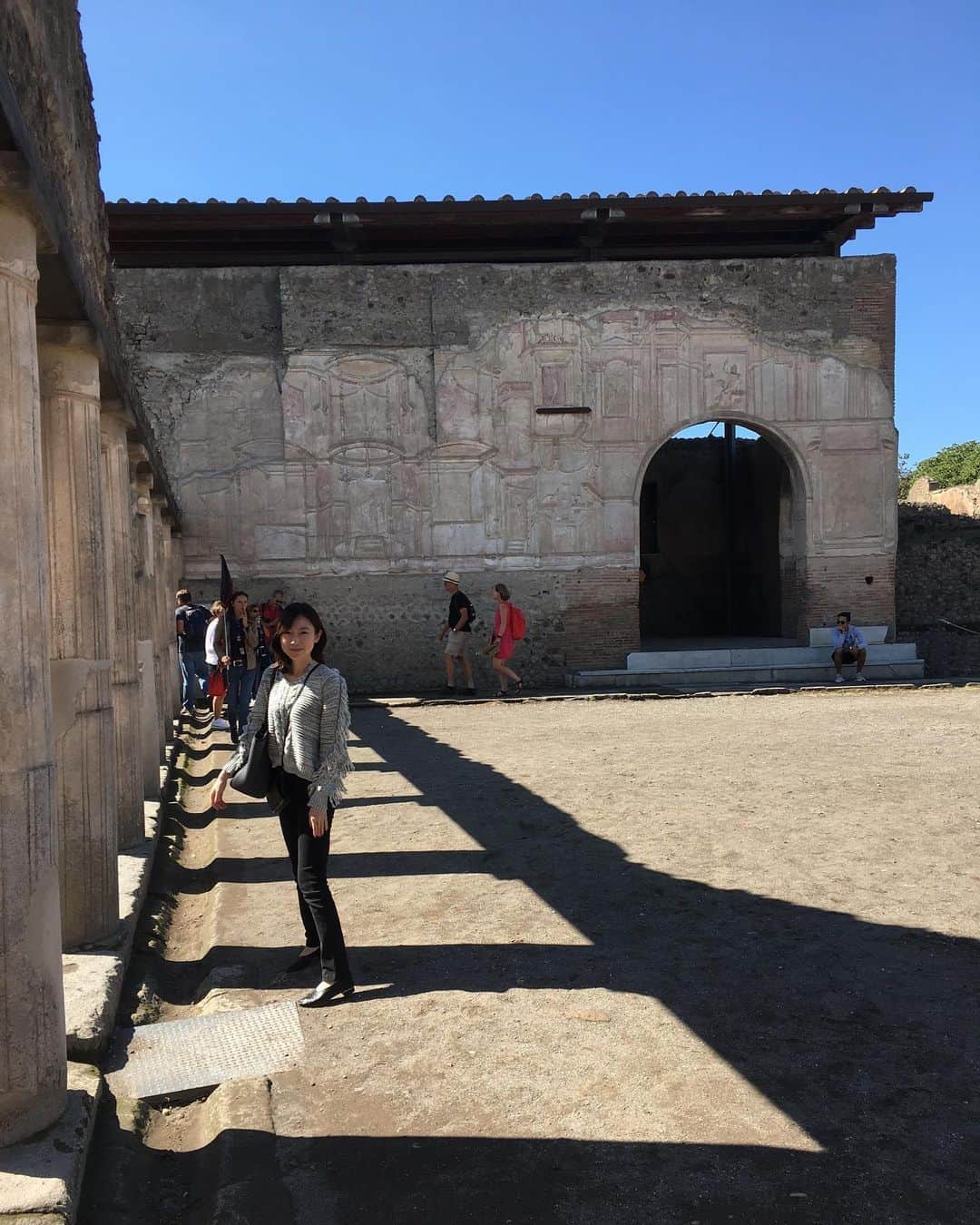 小橋めぐみのインスタグラム：「ポンペイ遺跡にて。 観光客が多いスポットでの、 写真あるある。 （→スライドしてね）」