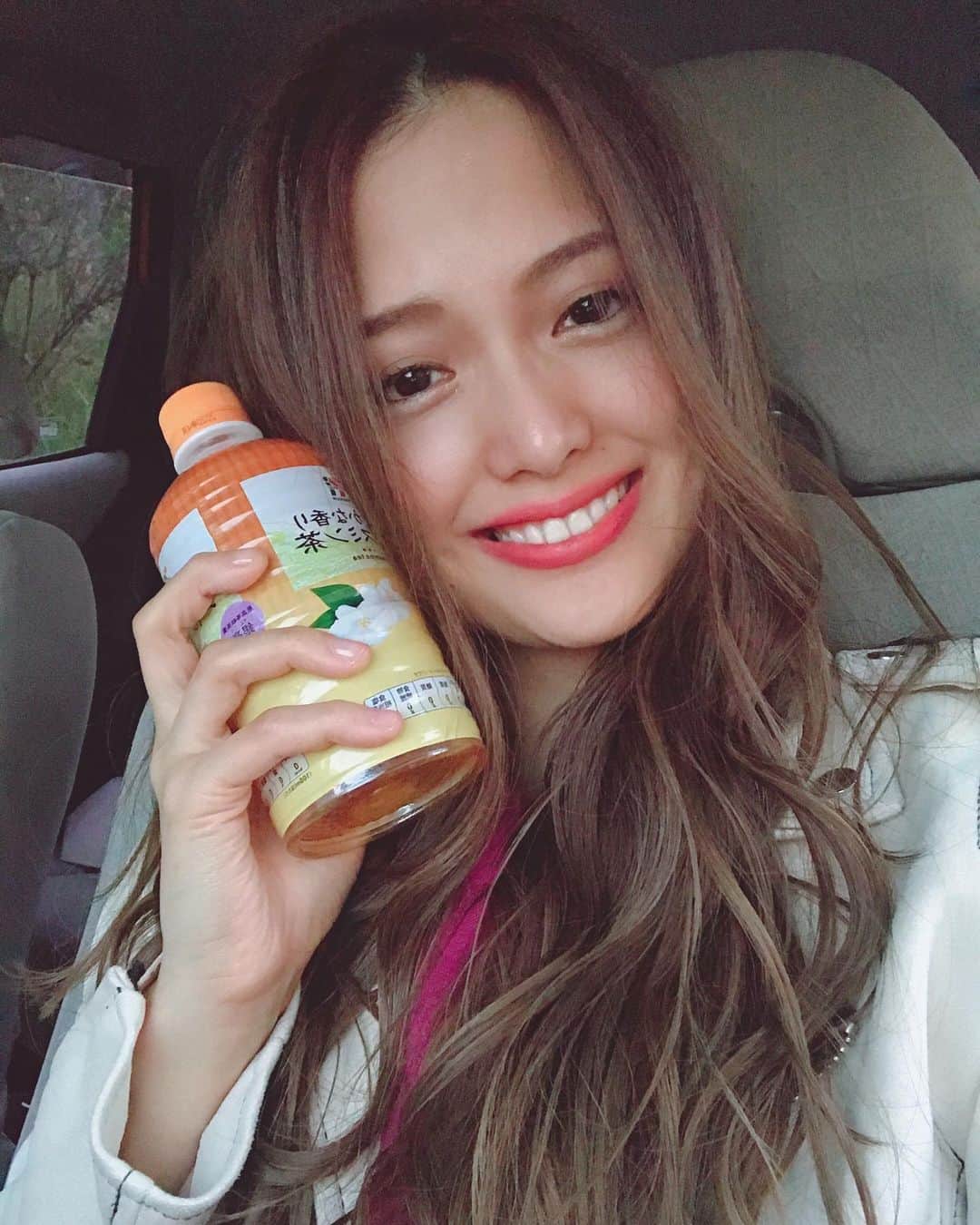 のインスタグラム：「. こんばんは〜🍵💖 寒くなってきましたね〜❄️ コンビニでポカポカのお茶買ったらなんだかあったかくて嬉しい気持ちになりました☺️💕 . 今月末からハードスケジュールなので、今はは引きこもって練習して、楽譜作っての毎日です☕️💕 今日は髪を染めてきました🦋 いつもTheアッシュでクールな感じなので、今回はベージュアッシュ😋(らしいです😋)ちょっとでも柔らかな雰囲気でたかしら？ 布団が気持ちよくて仕方ないですね、よい秋を過ごしましょう〜🍠 . #秋 #セブンイレブン #ジャスミン茶 #とあと梅のささみチキンが大好物 #美容院 #instagram #food #japanese #girl #instagood」