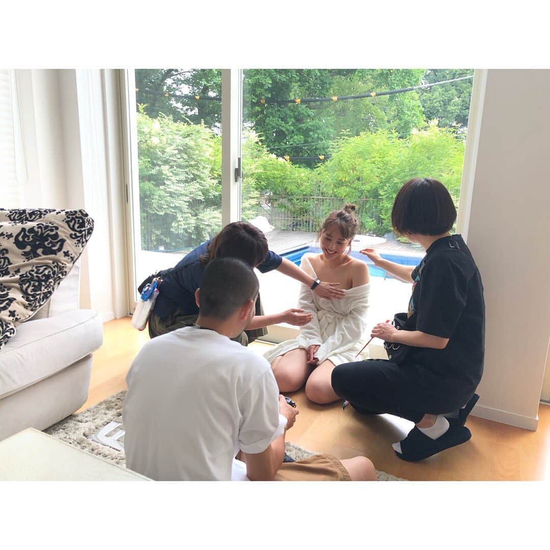 のインスタグラム：「ずっと載せようと思って忘れた週プレのオフショット❤︎❤︎ 中年男性のカバーソングかお経みたいなBGMを聴きながら笑いに包まれた楽しい撮影現場でした😘  #週プレ」