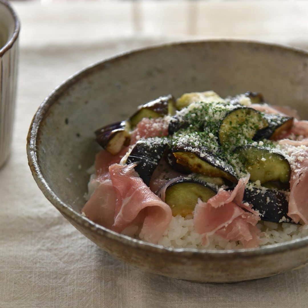 のインスタグラム：「焼きなすと生ハムごはん🍆 ・ 茄子のバター醤油焼きにすっかりハマっている息子たち😋 ・ その日から、茄子が大好きになったらしい😅 ・ 今朝は生ハムをプラスしてさらにボリュームアップしました👏 ・ 家族からも大好評！！ 簡単で美味しいのでオススメです👌 ・ 詳しいレシピはブログでご紹介しています。 @mi1341 ←プロフィールのURLからブログへ飛べます。 ・ 是非チェックしてみてくださいね✨ ・ #めがねとかもめと北欧暮らし#朝のせごはん#朝ごはん#朝食#ズボラ飯#簡単レシピ#簡単ごはん#なす#なす料理#生ハム#KALDI#カルディ#cooking#cookingram ・」