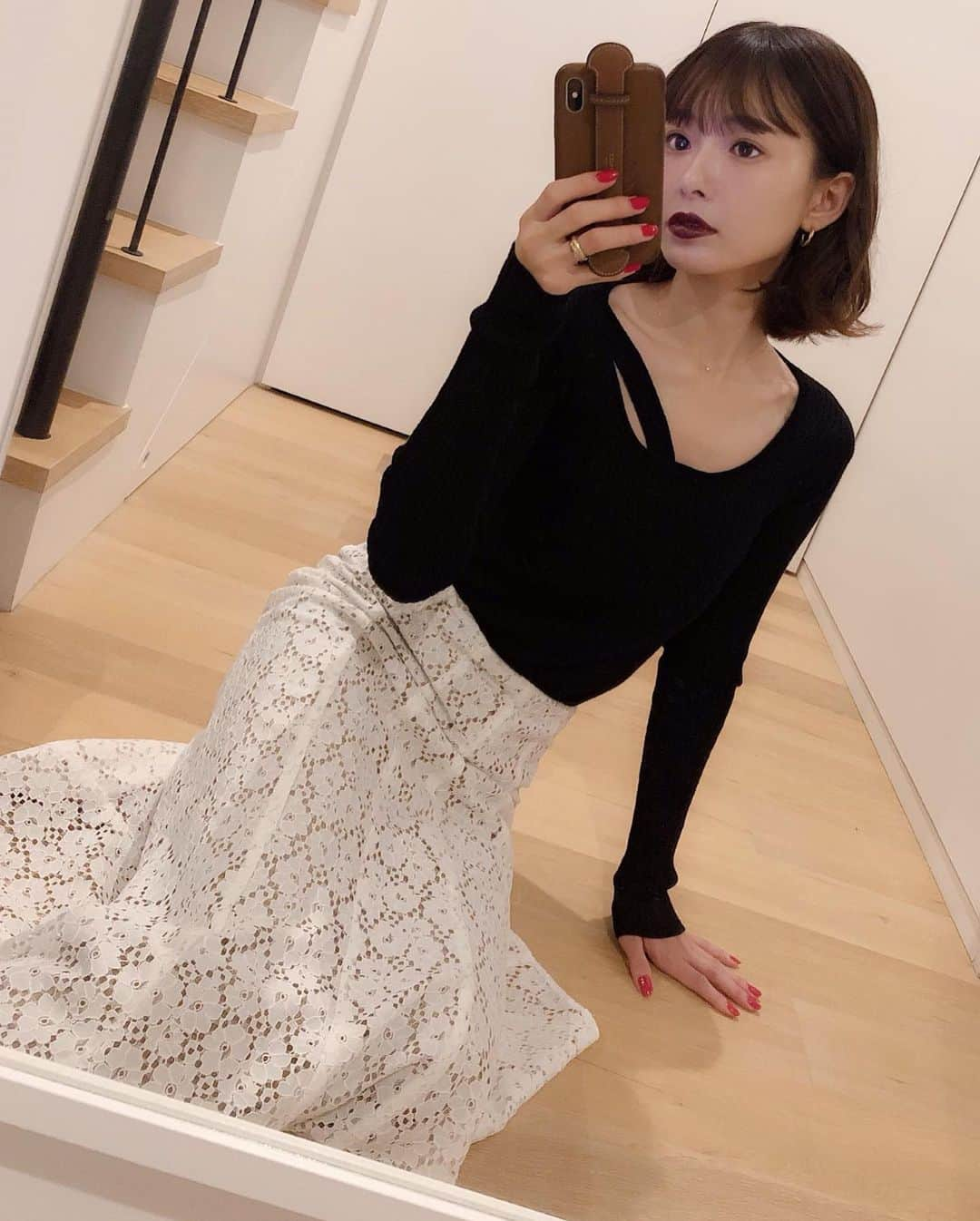 西川瑞希（みずきてぃ）さんのインスタグラム写真 - (西川瑞希（みずきてぃ）Instagram)「ダークリップの日🥀リップは毎日変えるほど好き// 最近の投稿もリップばかりだね❤︎、 . 💄… #SHIRO #ggリップスティック #9109 . 今日もファンの子に頂いた色、深み色、似合うかな⁈黒ニットにもぴったりでした！ . #cheriemona #tops #lipstick #mizukitotalbeauty ニット #秋コーデ #リップ #ダークカラー #秋メイク」10月15日 21時48分 - mizuki_nishikawa_