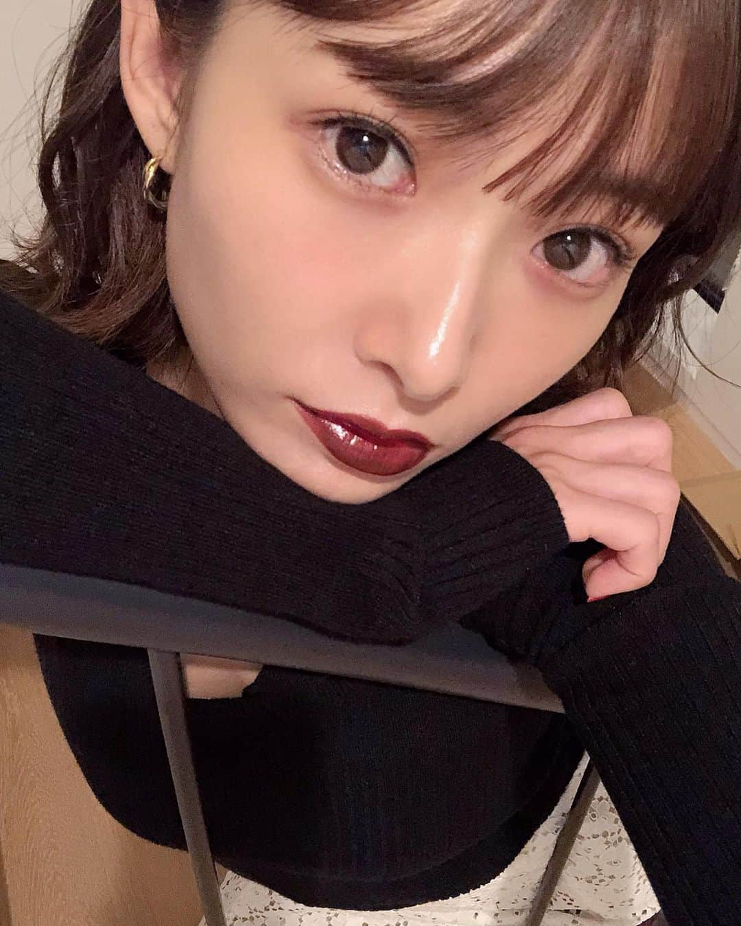 西川瑞希（みずきてぃ）さんのインスタグラム写真 - (西川瑞希（みずきてぃ）Instagram)「ダークリップの日🥀リップは毎日変えるほど好き// 最近の投稿もリップばかりだね❤︎、 . 💄… #SHIRO #ggリップスティック #9109 . 今日もファンの子に頂いた色、深み色、似合うかな⁈黒ニットにもぴったりでした！ . #cheriemona #tops #lipstick #mizukitotalbeauty ニット #秋コーデ #リップ #ダークカラー #秋メイク」10月15日 21時48分 - mizuki_nishikawa_