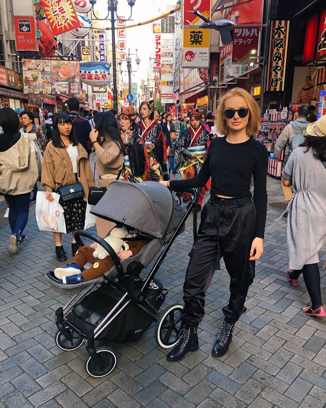 リアノン・ランゲラック（ミッチェル・ランゲラックの妻）のインスタグラム：「I love taking my baby on adventures!! #mummyandson #japan #adventures #cybexpriam」
