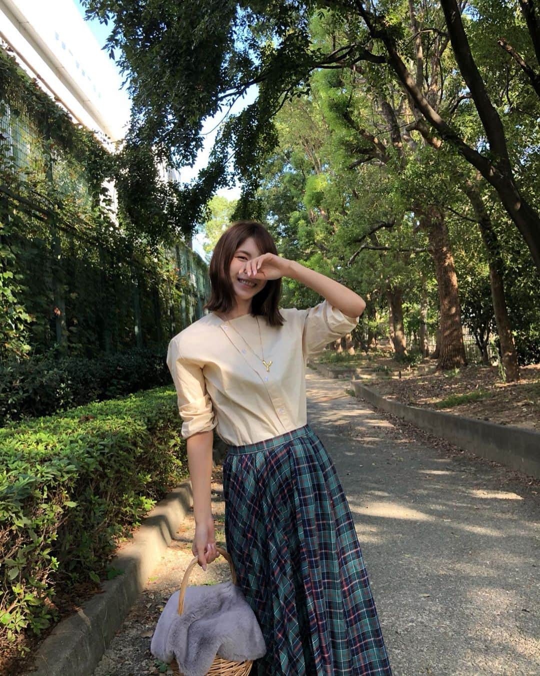 Yuika Matsuさんのインスタグラム写真 - (Yuika MatsuInstagram)「. しふく . . tops @ru.mint_shop.ce  skirt @nikoand_official . . 使いまわししやすい #アシメントリー ブラウス❤︎ . . ブラウスが届いたのが嬉しくて すぐに着て出かけたら カレー食べたい気分になっちゃって。。🍛 . . 飛ばないように気をつけて食べたよ🥄 ここのカレーが最近だいすき♡ 🍛 @cafe_de_paseri . . . LINEの友達登録で 500円offクーポンがプレゼント‼︎ LINE ID ▷ @045bqvua (@も含む) ぜひ登録してみてね♪ . . . . . #rumint #fashion #ブラウス #ニコアンド」10月15日 21時51分 - yuika00802