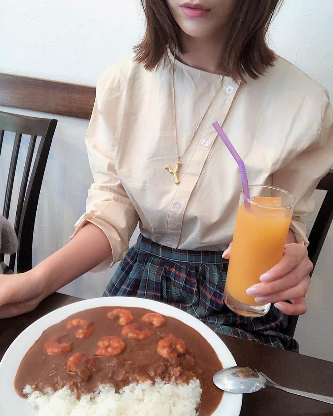 Yuika Matsuさんのインスタグラム写真 - (Yuika MatsuInstagram)「. しふく . . tops @ru.mint_shop.ce  skirt @nikoand_official . . 使いまわししやすい #アシメントリー ブラウス❤︎ . . ブラウスが届いたのが嬉しくて すぐに着て出かけたら カレー食べたい気分になっちゃって。。🍛 . . 飛ばないように気をつけて食べたよ🥄 ここのカレーが最近だいすき♡ 🍛 @cafe_de_paseri . . . LINEの友達登録で 500円offクーポンがプレゼント‼︎ LINE ID ▷ @045bqvua (@も含む) ぜひ登録してみてね♪ . . . . . #rumint #fashion #ブラウス #ニコアンド」10月15日 21時51分 - yuika00802