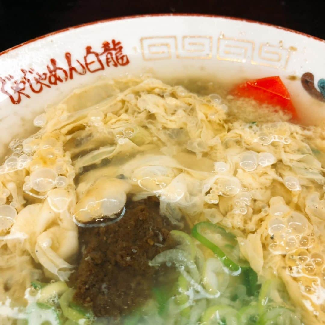 葛巻舞香さんのインスタグラム写真 - (葛巻舞香Instagram)「『じゃじゃ麺の麺ってうどんみたいなものですか？』 と聞かれて、 『いえ、うどんみたいですがじゃじゃ麺です』 と答える私。（でも多分、ほぼうどん）  私のじゃじゃ麺好きの元祖はやはり 『白龍』  #岩手三大麺 #盛岡じゃじゃ麺 #白龍 #味噌しっかり #コクのあるしょっぱさ #もちもちの麺 #つるつるの麺 #ふんわりな麺 #椎茸と胡麻がミソ」10月15日 21時52分 - maika.kzm