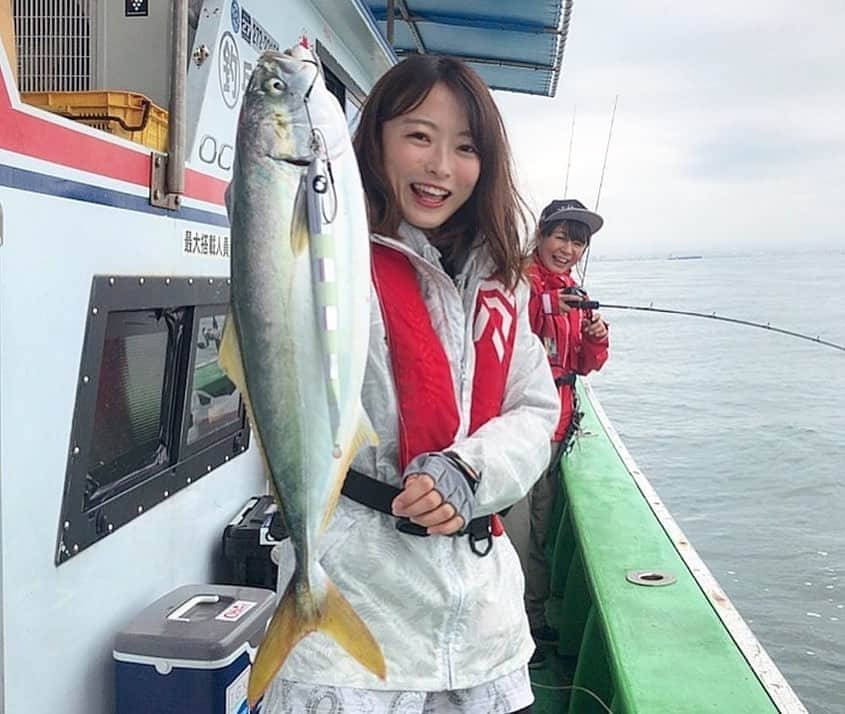 高本采実さんのインスタグラム写真 - (高本采実Instagram)「🐟 TGKジギング女子会❤︎ 台風後の大潮で 少し渋めでしたが ハマチを２匹げっと🐟❣️ 結構早めのワンピッチワンジャークで ボトム付近(底10mぐらいまでの間)で かかってきましたよー🎣🌟 明石海峡の周辺で ジグの重さは130,150,175gを使用しました(o^^o) . 船の上でお菓子食べながらわいわい☺️ 楽しかったです(⁎˃ᴗ˂⁎) みなさんありがとうございました☺️❣️ . . . #垂水漁港 #利弥丸 #TGK #関西釣りガール #女子会 #ジギング #メンジジグ #ナマラジグ #ジンベイザメ #ゼブラグロー #ハマチ #青物 #海釣り #船釣り #オフショア #jigging #ジグ #釣女ちゃこ #高本采実 #あやみん #釣りガール #fishinggirls #釣り好き #釣り #釣魚 #钓鱼 #ayamistagram」10月15日 21時52分 - ayami__summer