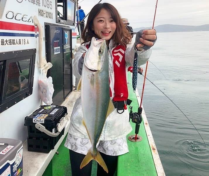 高本采実さんのインスタグラム写真 - (高本采実Instagram)「🐟 TGKジギング女子会❤︎ 台風後の大潮で 少し渋めでしたが ハマチを２匹げっと🐟❣️ 結構早めのワンピッチワンジャークで ボトム付近(底10mぐらいまでの間)で かかってきましたよー🎣🌟 明石海峡の周辺で ジグの重さは130,150,175gを使用しました(o^^o) . 船の上でお菓子食べながらわいわい☺️ 楽しかったです(⁎˃ᴗ˂⁎) みなさんありがとうございました☺️❣️ . . . #垂水漁港 #利弥丸 #TGK #関西釣りガール #女子会 #ジギング #メンジジグ #ナマラジグ #ジンベイザメ #ゼブラグロー #ハマチ #青物 #海釣り #船釣り #オフショア #jigging #ジグ #釣女ちゃこ #高本采実 #あやみん #釣りガール #fishinggirls #釣り好き #釣り #釣魚 #钓鱼 #ayamistagram」10月15日 21時52分 - ayami__summer