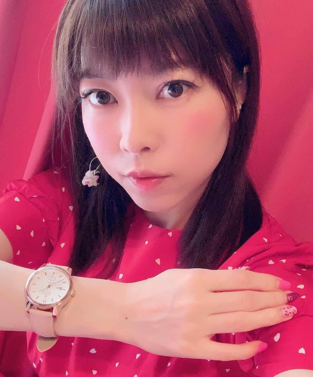 DJ MIYAさんのインスタグラム写真 - (DJ MIYAInstagram)「やっほー❤️💓今日は、天気も良くて素敵な日だったよーぉ💓友達のところへ、home party行ったのー💓超楽しかったー💓 . .  腕時計ブランド 「LOBOR」( @mavenjapan ）さんから時計が届きました☆❤️ MIYAが気になってオーダーしたのは薄いピンクのベルトに、白い文字盤♪💗 . シンプルでピンクゴールドのデザインが可愛い💗🌙 .  stylish❤️で、コーデも合わせやすくてめっちゃお気に入りです☆ . .  着用デザインは「NEW　YORK　BETHUNE　PINK」 .  HPのご注文フォームに❤️ 【クーポンコード djmiy1009】を入力すると10%割引になります♪❤️ （全商品に使えます☆） .  ぜひ皆さんの、お買い物に役立ててくださいね♪💗💗💗 . .  お洋服は→ @envylook_japan さんの赤いハートのワンピース💗❤️ . .  #LOBOR #腕時計　#時計好き　#腕時計好き #PR  #手元コーデ　#手元倶楽部　#手元くらぶ　#旅インスタグラマー #インスタグラマー #旅ブロガー #旅の必需品 #ファッション #ロバー #ファッションコーデ  #ファッション好き　#今日のコーデ　#今日のコーディネート　#ブロガー #時計好き #旅インスタグラマー #ファッションブロガー #インフルエンサー #コーディネート　#アクセサリー　#今日のファッション #クーポン　 #ファッション大好き #秋コーデ #モデル #読者モデル」10月15日 21時53分 - dj_miya