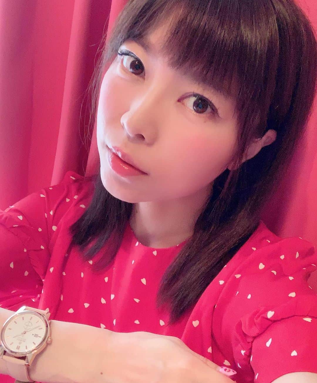 DJ MIYAさんのインスタグラム写真 - (DJ MIYAInstagram)「やっほー❤️💓今日は、天気も良くて素敵な日だったよーぉ💓友達のところへ、home party行ったのー💓超楽しかったー💓 . .  腕時計ブランド 「LOBOR」( @mavenjapan ）さんから時計が届きました☆❤️ MIYAが気になってオーダーしたのは薄いピンクのベルトに、白い文字盤♪💗 . シンプルでピンクゴールドのデザインが可愛い💗🌙 .  stylish❤️で、コーデも合わせやすくてめっちゃお気に入りです☆ . .  着用デザインは「NEW　YORK　BETHUNE　PINK」 .  HPのご注文フォームに❤️ 【クーポンコード djmiy1009】を入力すると10%割引になります♪❤️ （全商品に使えます☆） .  ぜひ皆さんの、お買い物に役立ててくださいね♪💗💗💗 . .  お洋服は→ @envylook_japan さんの赤いハートのワンピース💗❤️ . .  #LOBOR #腕時計　#時計好き　#腕時計好き #PR  #手元コーデ　#手元倶楽部　#手元くらぶ　#旅インスタグラマー #インスタグラマー #旅ブロガー #旅の必需品 #ファッション #ロバー #ファッションコーデ  #ファッション好き　#今日のコーデ　#今日のコーディネート　#ブロガー #時計好き #旅インスタグラマー #ファッションブロガー #インフルエンサー #コーディネート　#アクセサリー　#今日のファッション #クーポン　 #ファッション大好き #秋コーデ #モデル #読者モデル」10月15日 21時53分 - dj_miya