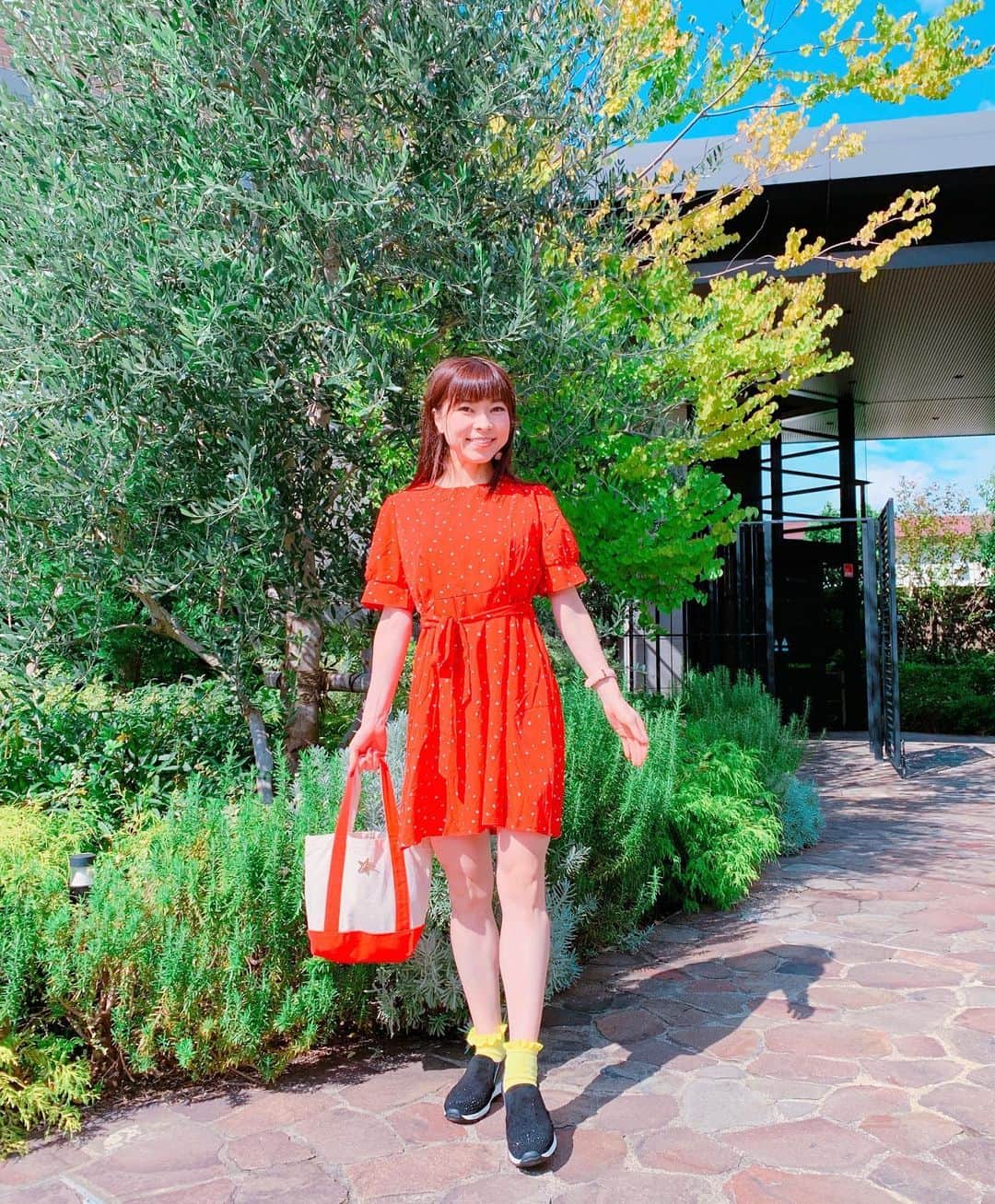 のインスタグラム：「やっほー❤️💓今日は、天気も良くて素敵な日だったよーぉ💓友達のところへ、home party行ったのー💓超楽しかったー💓 . .  腕時計ブランド 「LOBOR」( @mavenjapan ）さんから時計が届きました☆❤️ MIYAが気になってオーダーしたのは薄いピンクのベルトに、白い文字盤♪💗 . シンプルでピンクゴールドのデザインが可愛い💗🌙 .  stylish❤️で、コーデも合わせやすくてめっちゃお気に入りです☆ . .  着用デザインは「NEW　YORK　BETHUNE　PINK」 .  HPのご注文フォームに❤️ 【クーポンコード djmiy1009】を入力すると10%割引になります♪❤️ （全商品に使えます☆） .  ぜひ皆さんの、お買い物に役立ててくださいね♪💗💗💗 . .  お洋服は→ @envylook_japan さんの赤いハートのワンピース💗❤️ . .  #LOBOR #腕時計　#時計好き　#腕時計好き #PR  #手元コーデ　#手元倶楽部　#手元くらぶ　#旅インスタグラマー #インスタグラマー #旅ブロガー #旅の必需品 #ファッション #ロバー #ファッションコーデ  #ファッション好き　#今日のコーデ　#今日のコーディネート　#ブロガー #時計好き #旅インスタグラマー #ファッションブロガー #インフルエンサー #コーディネート　#アクセサリー　#今日のファッション #クーポン　 #ファッション大好き #秋コーデ #モデル #読者モデル」
