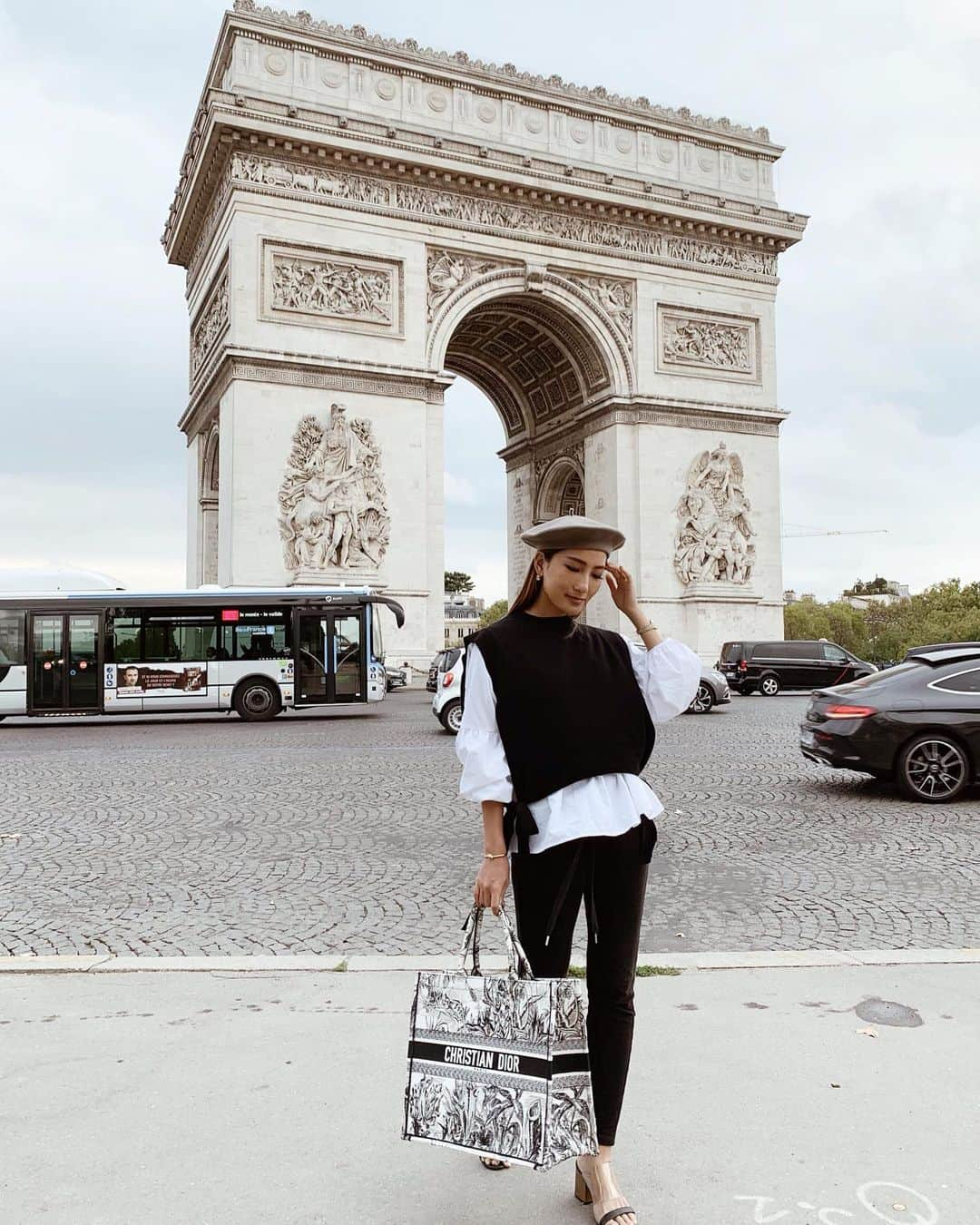 HARUEさんのインスタグラム写真 - (HARUEInstagram)「Arc de Triomphe🇫🇷 . #paris #france #etoile #エトワール凱旋門 #パリ」10月15日 21時54分 - harue0104