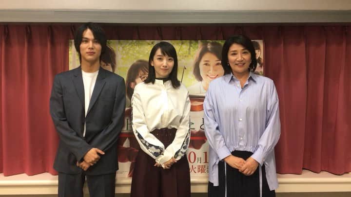【公式】G線上のあなたと私のインスタグラム：「. ‪#G線上のあなたと私 ‬ ‪いよいよ放送開始です🙌😳‬ . ‪初回放送カウントダウンの‬ ‪ラストはもちろんこの3人で‼️‬ . ‪#エアーバイオリン してるけど、‬ ‪本編では皆さんしっかり演奏してます🎻‬ . ‪#世代を超えた友情とちょっぴり切ない恋の物語💓‬ . ‪#G線上のあなたと私‬ ‪#いくえみ綾‬ ‪#tbs‬ ‪#波瑠‬ ‪#中川大志‬ ‪#松下由樹‬」