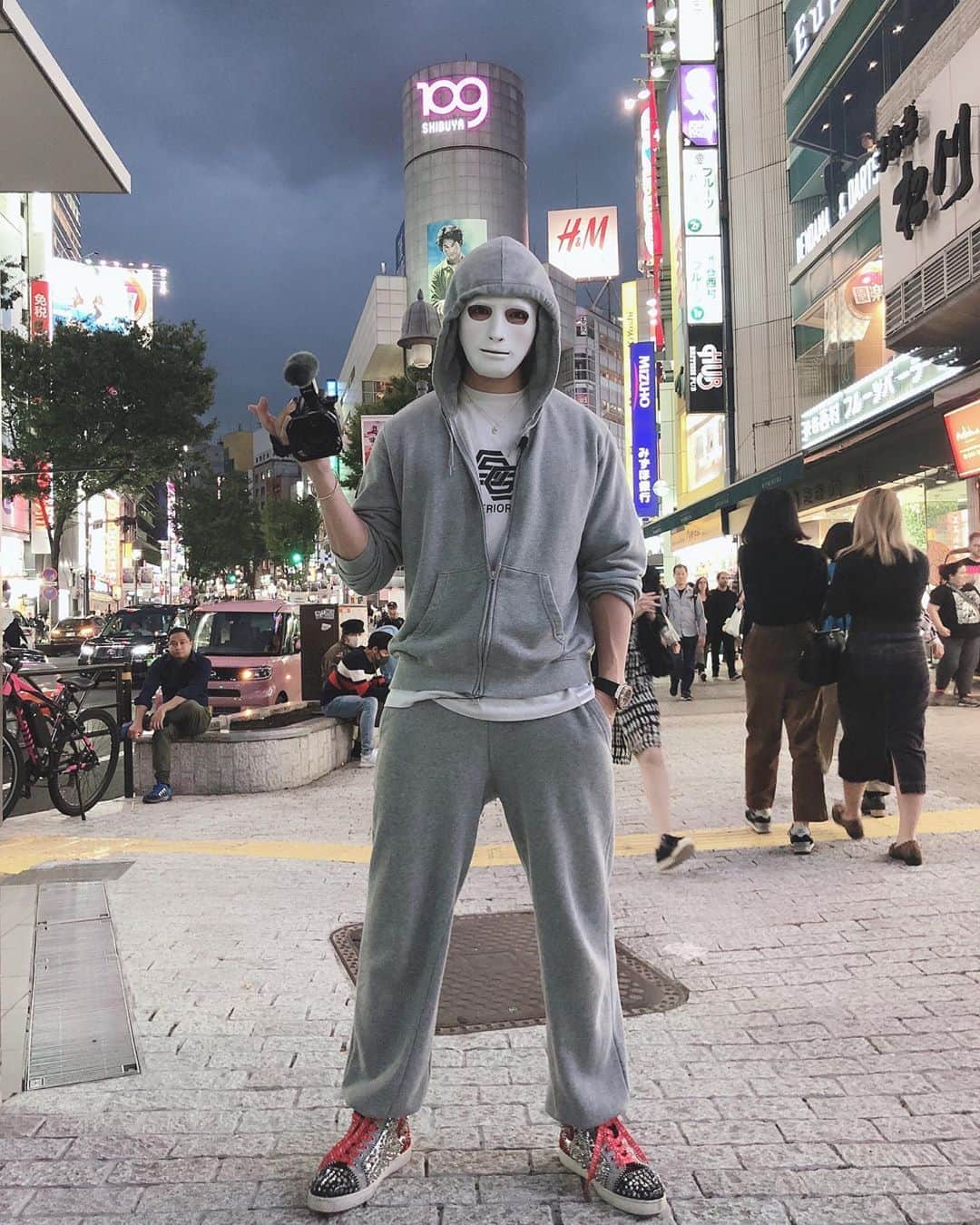 ラファエルさんのインスタグラム写真 - (ラファエルInstagram)「今日は渋谷で撮影してました。  なんか、偽物と思われる事が多くて、話しかけられないから撮影がスムーズ  渋谷好き◯  #日本一自由なyoutuber  #時給日本一youtuber  #ラファエル」10月15日 21時55分 - raphaelangel8183