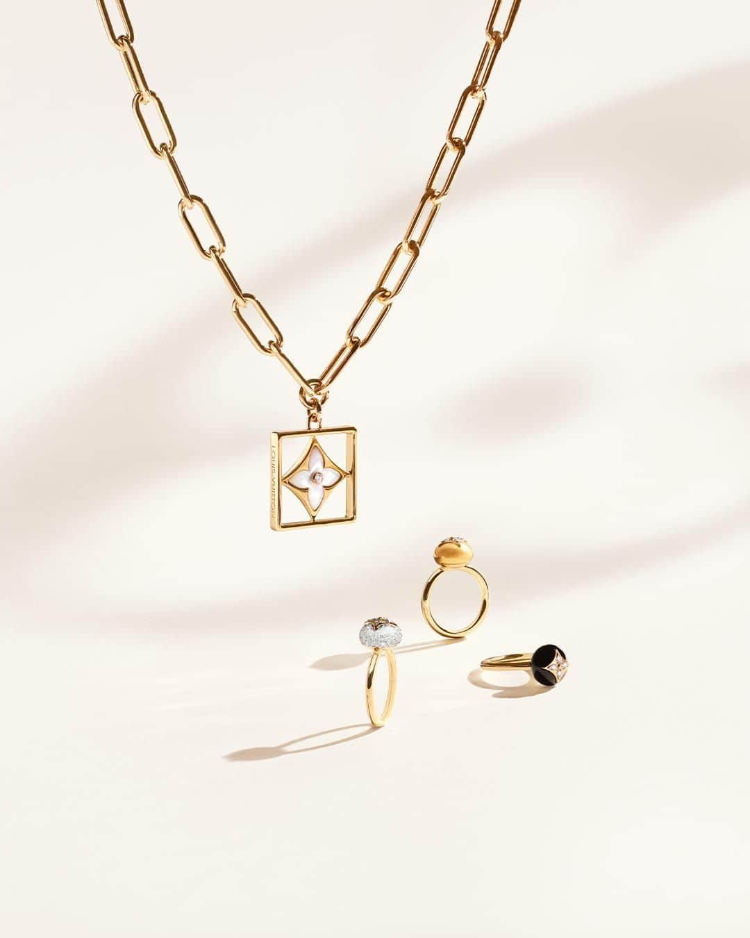 のインスタグラム：「Geometric volumes. A necklace and rings from the #LVBBlossom Collection. Explore #LouisVuitton’s latest Fine Jewelry pieces via link in bio.」