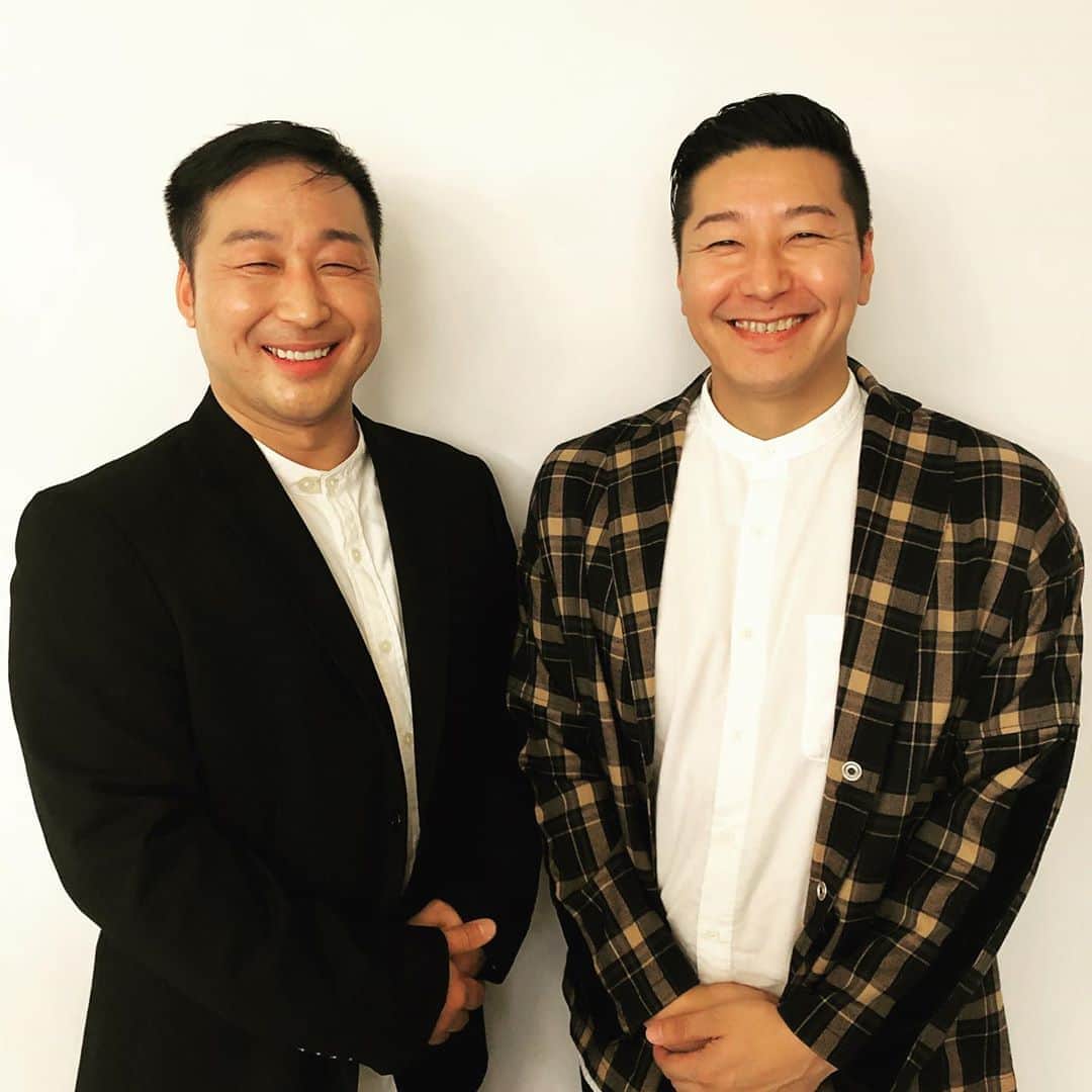 長田庄平のインスタグラム：「親戚の方でしょうか？  #チョコレートプラネット長田 #ものまねグランプリ  #全国の長田集まれ #640万人いるといわれてます #あなたの近くの長田 #バイト先の店長 #友達のお兄ちゃん #近所の工事現場の作業員 #幼稚園にお迎えに来るパパ #行き付けの居酒屋の店員  #私の近くの長田」