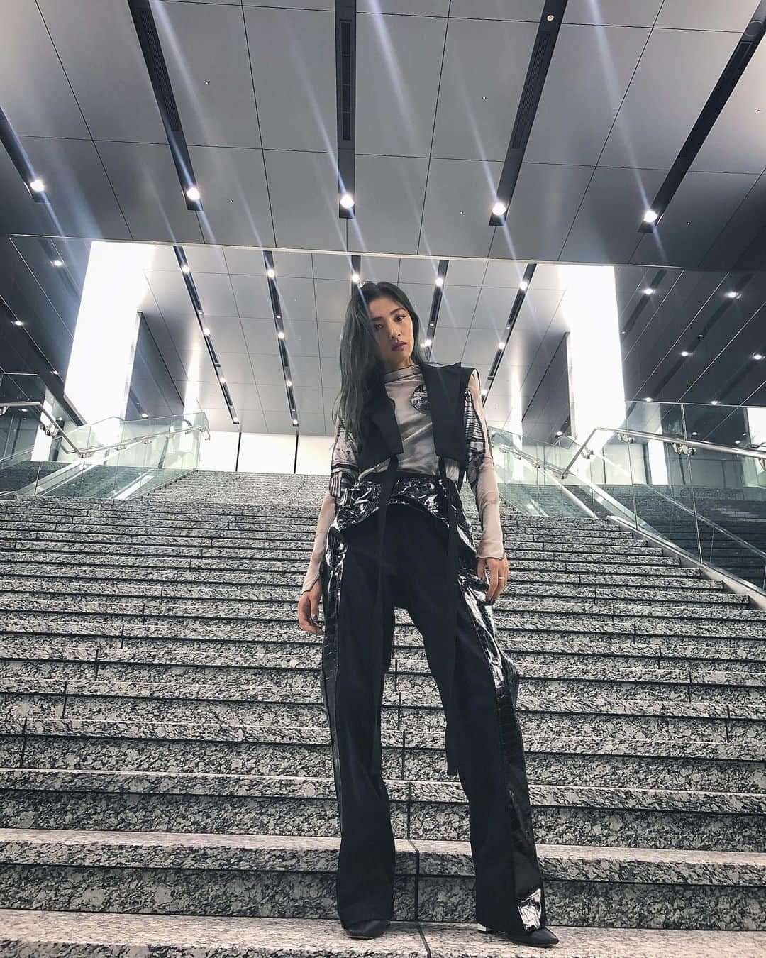 honoka のインスタグラム：「強そう💪🏽🔥﻿ ツアービジュアルの衣装﻿ ひびきプロデュースでした！！﻿ 毎日コーデ選んで欲しいなぁ🤪❤️﻿ ﻿ リハの日々﻿ ツアーに向け着々と進んでおります🙋🏻﻿ ほんま楽しみすぎるー！！﻿ ﻿」