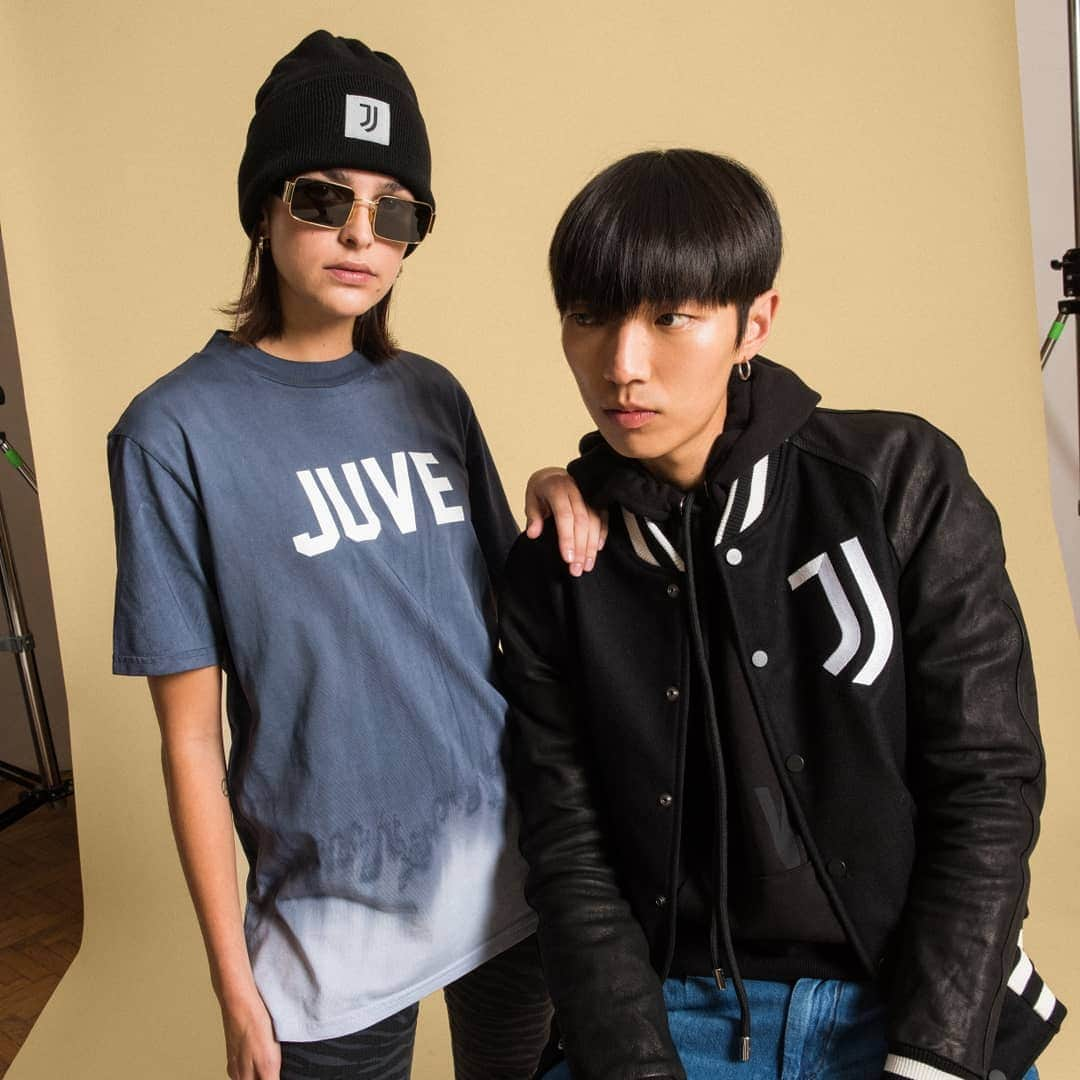 ユヴェントスFCさんのインスタグラム写真 - (ユヴェントスFCInstagram)「Fresh, modern, 🔥  ICON Collection: 90’s ✖ Streetwear ✖ Juventus Heritage. Available NOW (link in bio)」10月15日 22時05分 - juventus